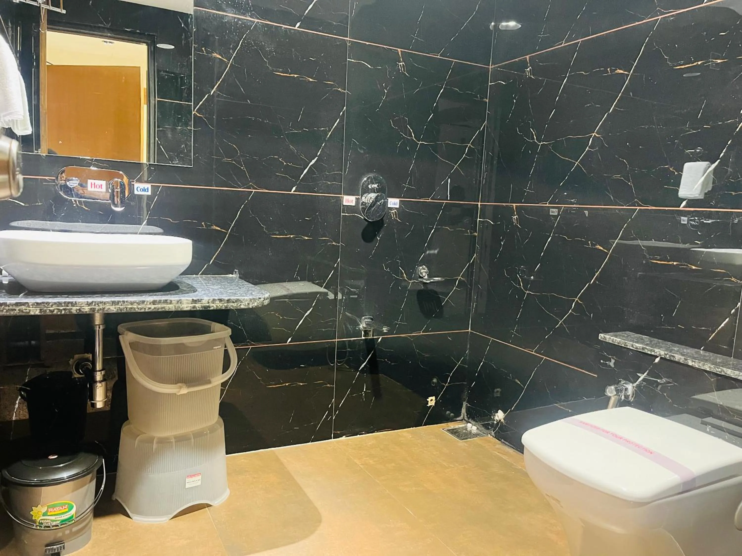 Shower in Hotel Royal Empire