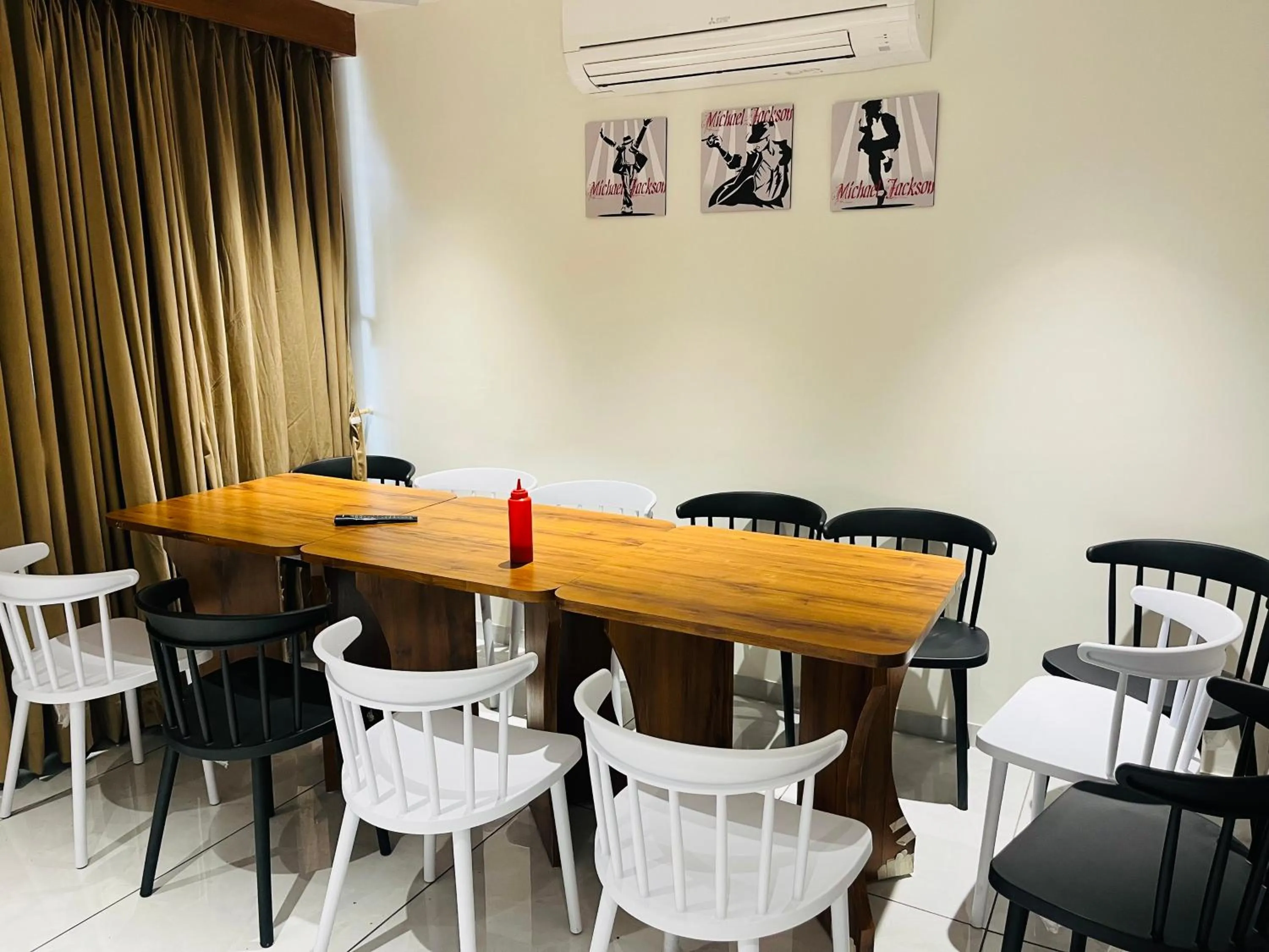 Seating area in Hotel Royal Empire