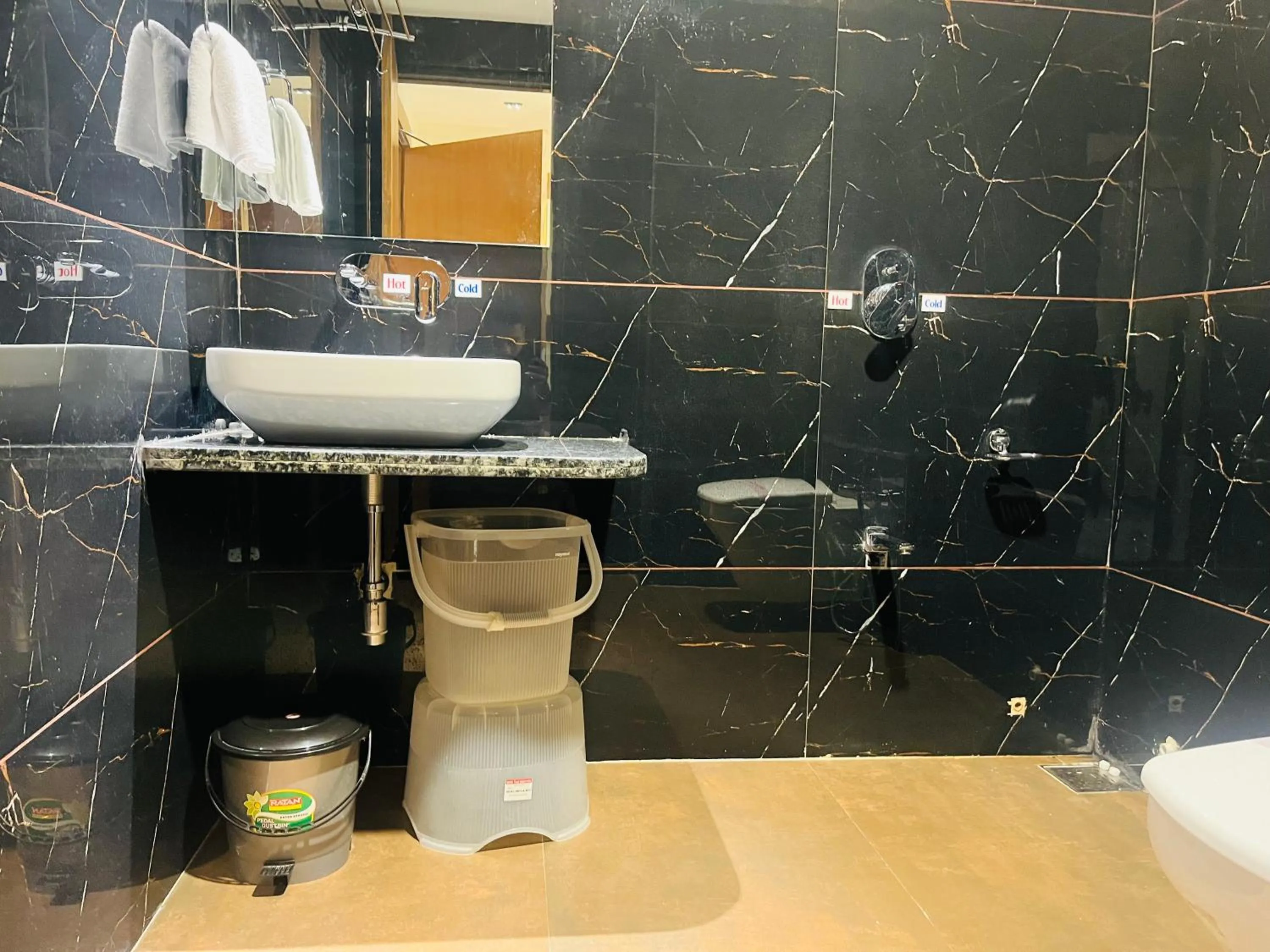 Shower in Hotel Royal Empire