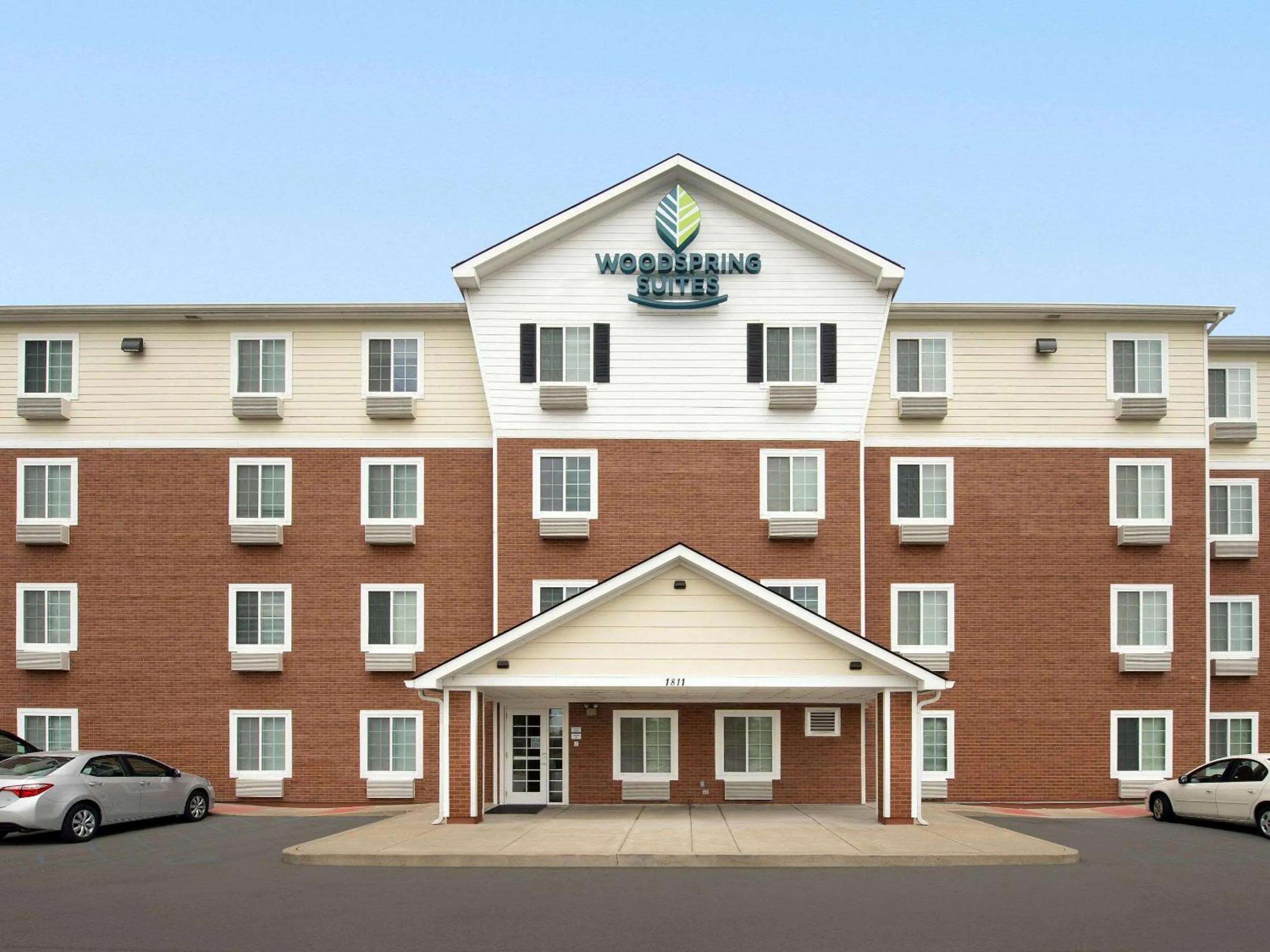 Property building in WoodSpring Suites Louisville Clarksville