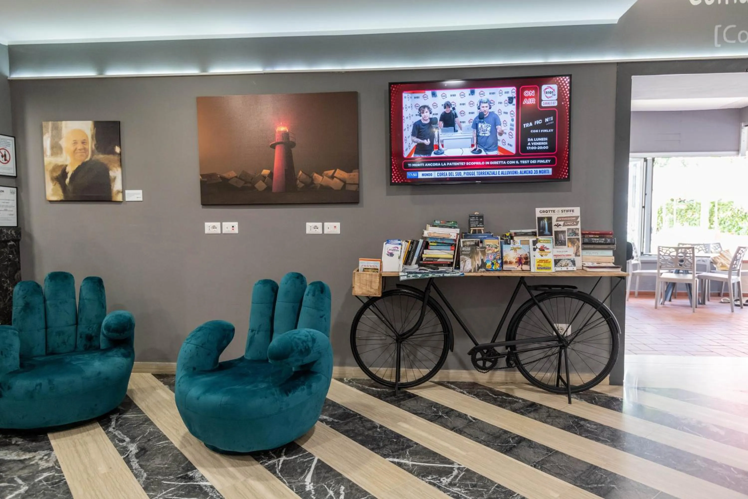 Communal lounge/ TV room in Hotel Club La Villa