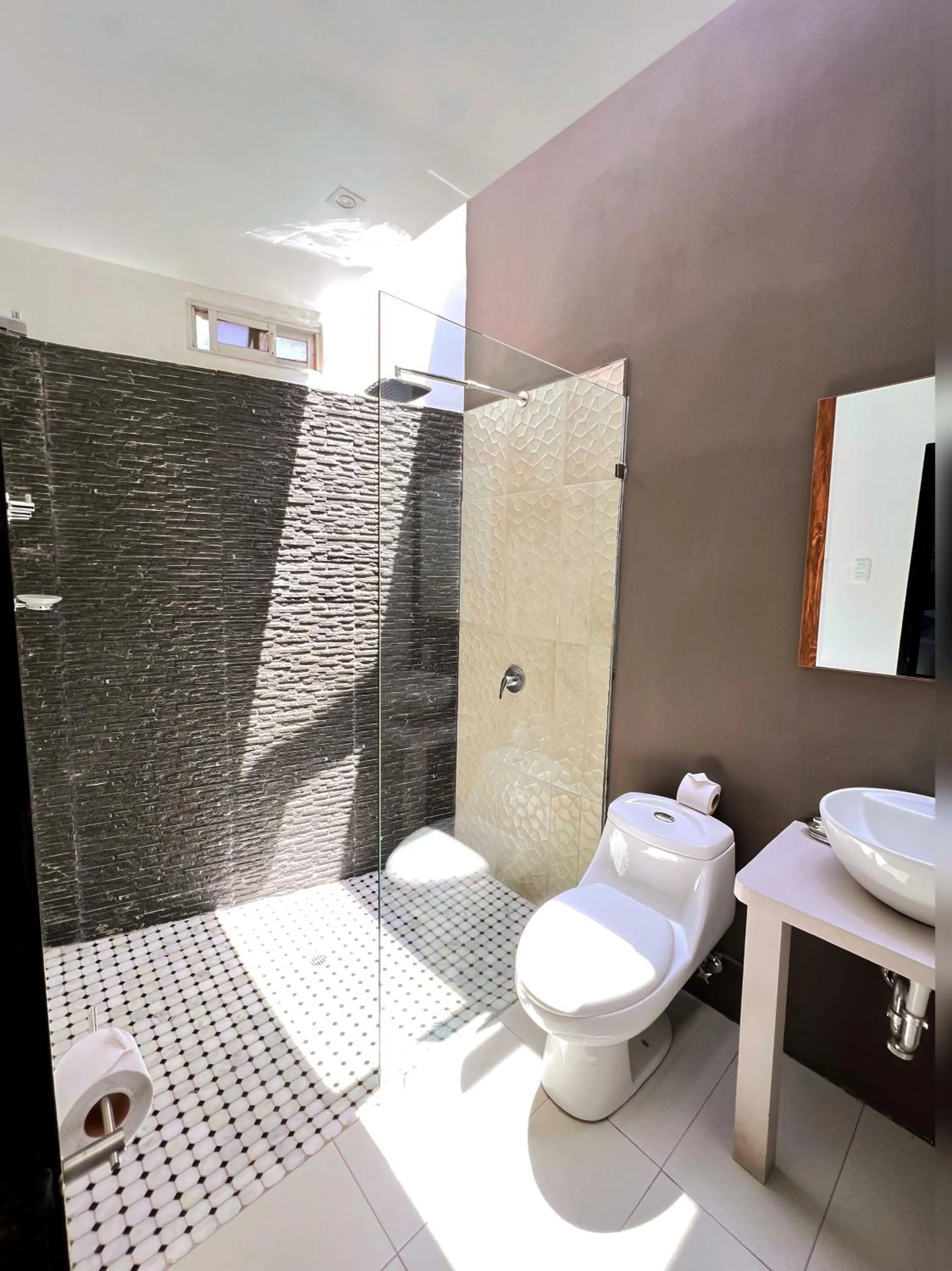 Shower in Springhills Quito Airport