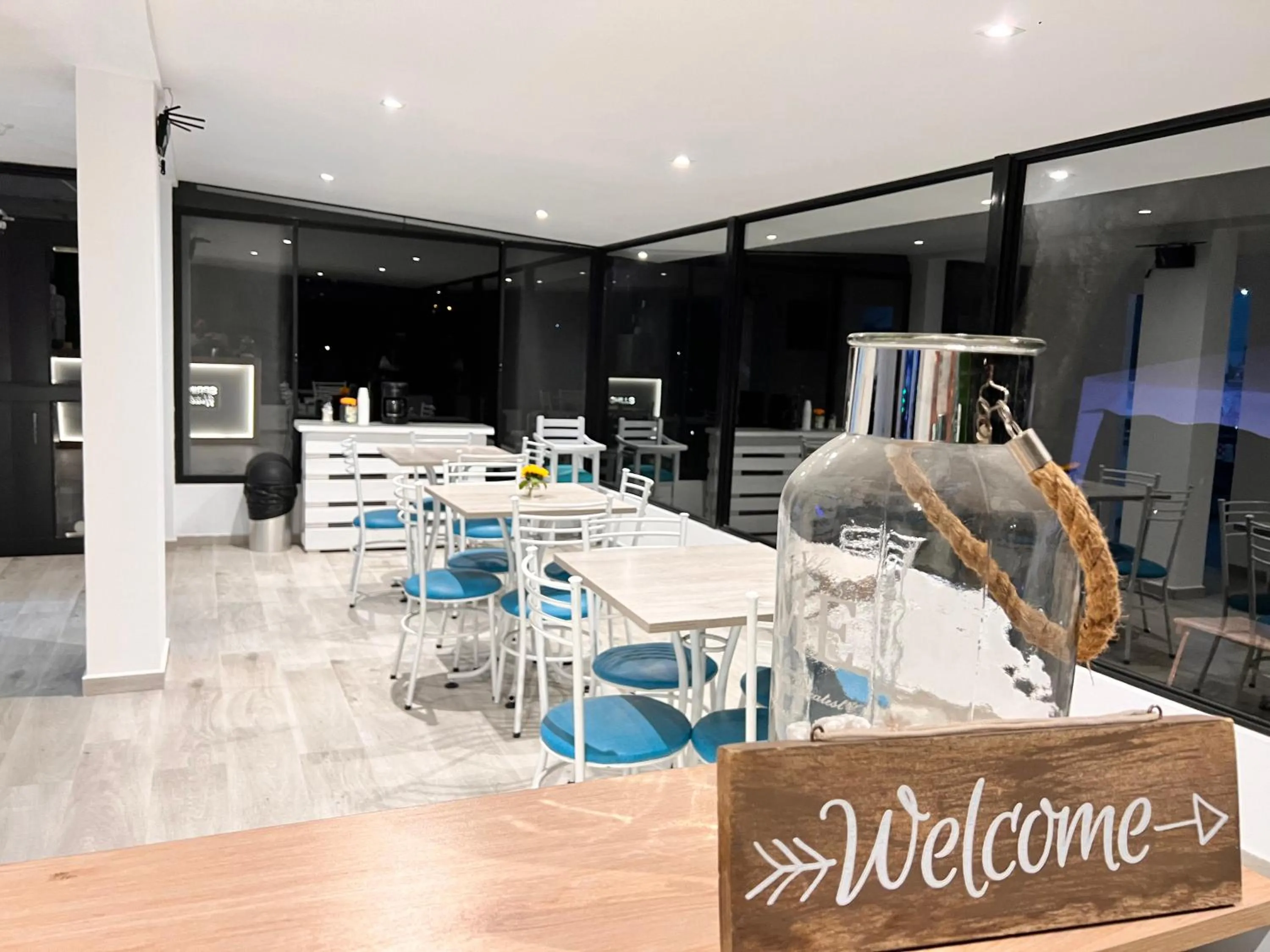 Restaurant/places to eat in Springhills Quito Airport