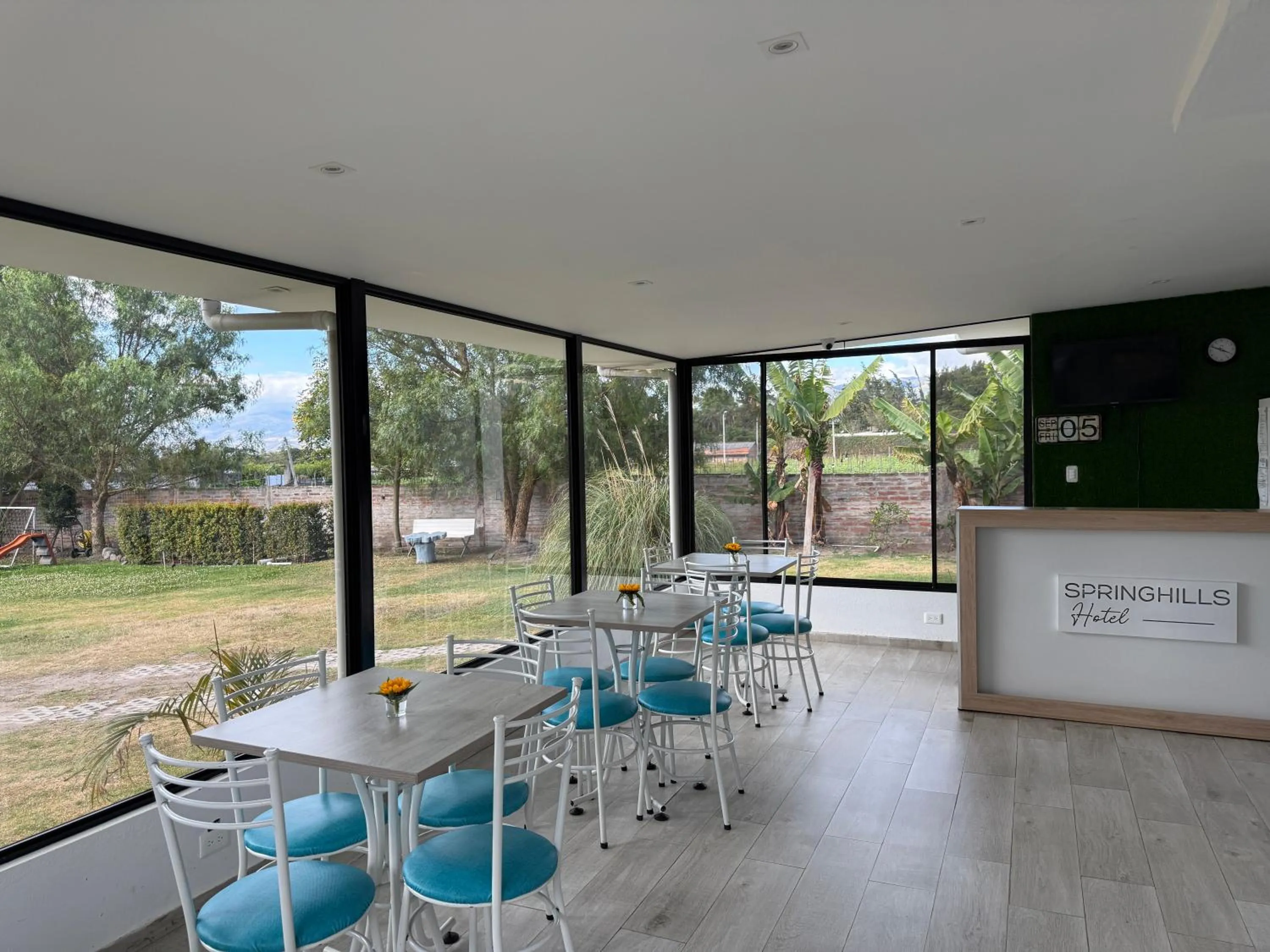 Restaurant/places to eat in Springhills Quito Airport