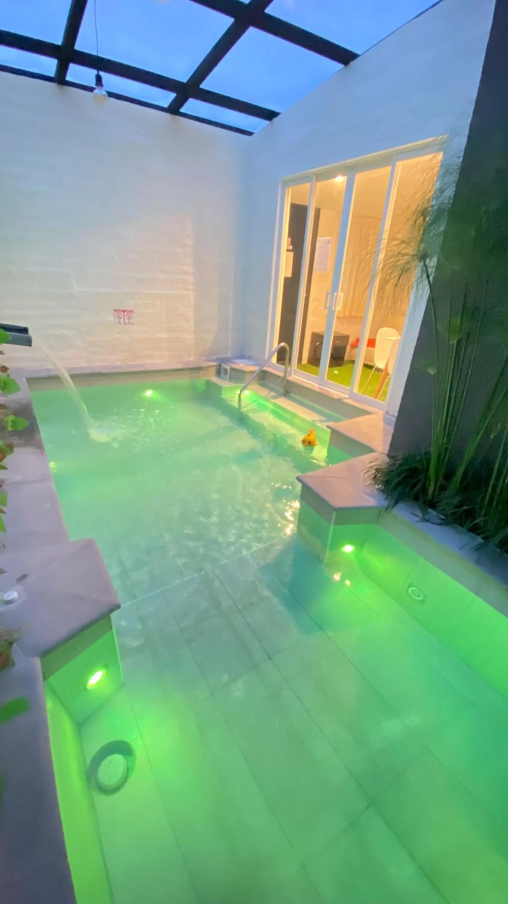 Swimming pool in Springhills Quito Airport