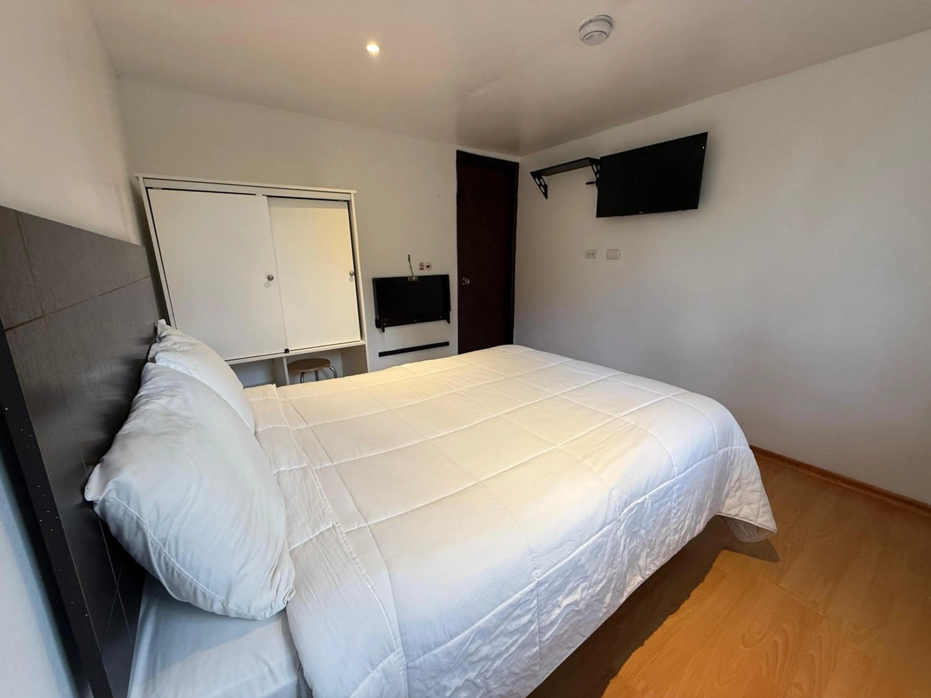 Photo of the whole room, Bed in Springhills Quito Airport