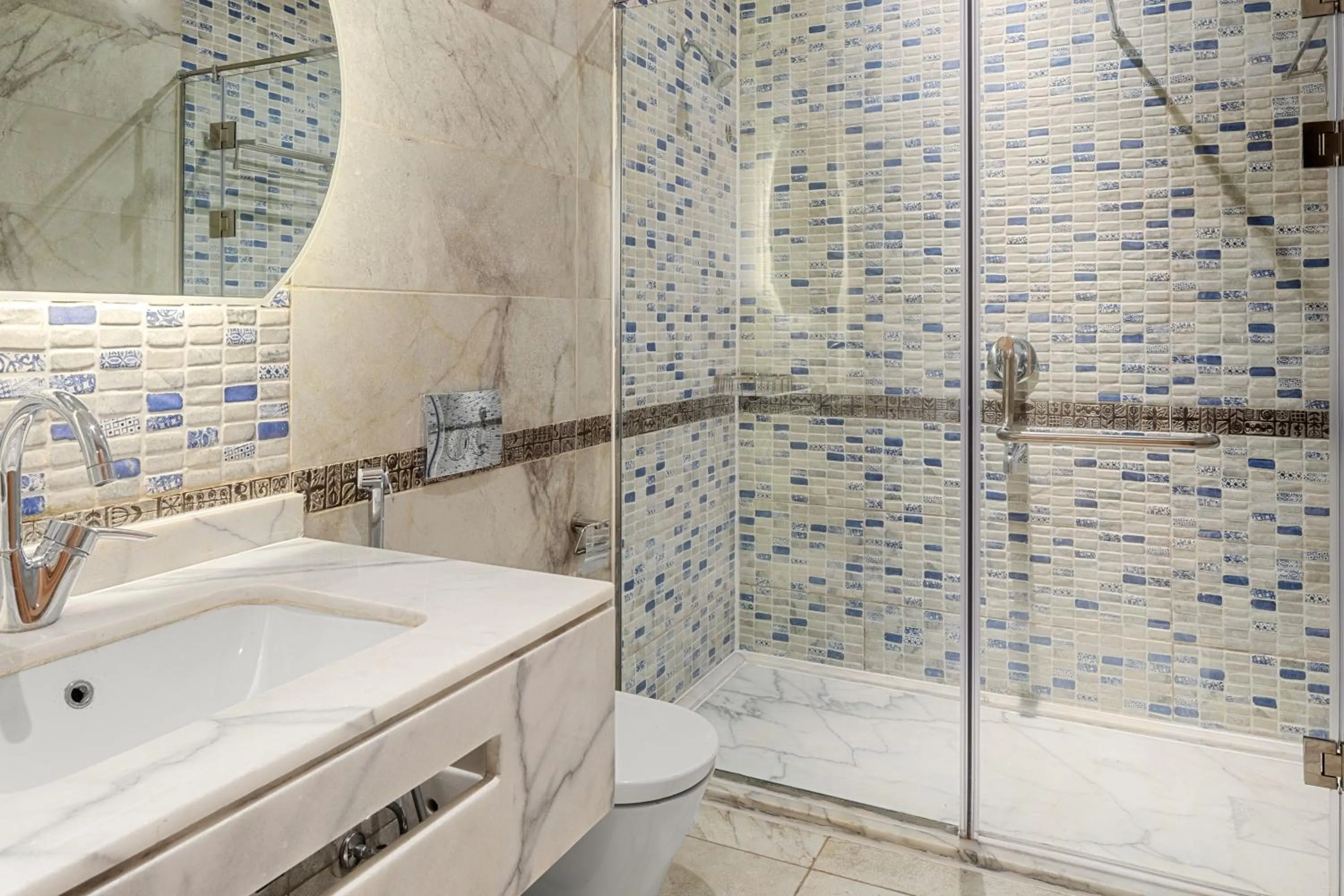 Toilet in Crystal Lotus Luxury Palace - By Pickalbatros