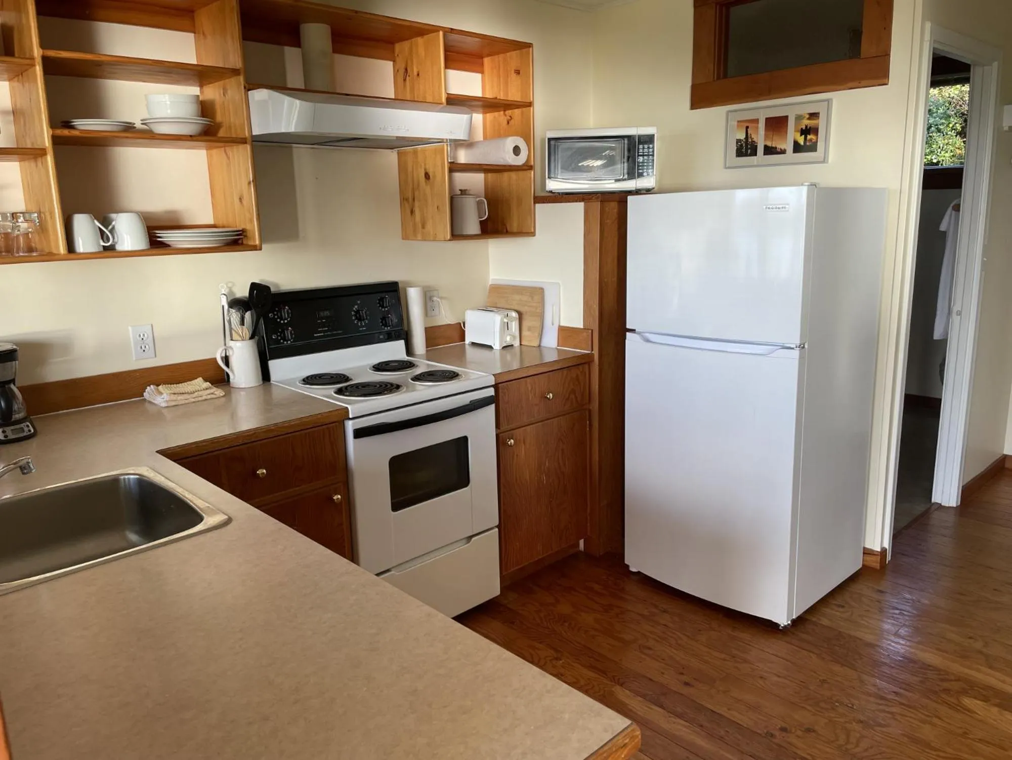 Kitchen or kitchenette in Seine Boat Inn