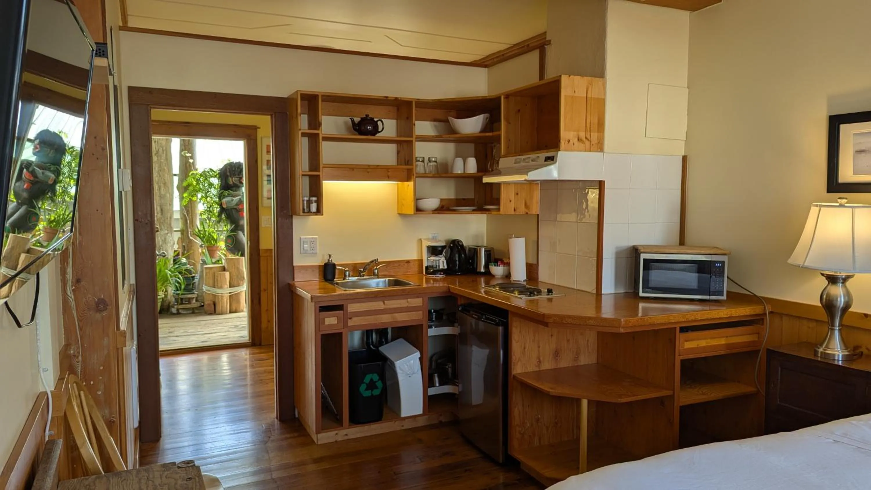 Kitchen or kitchenette in Seine Boat Inn