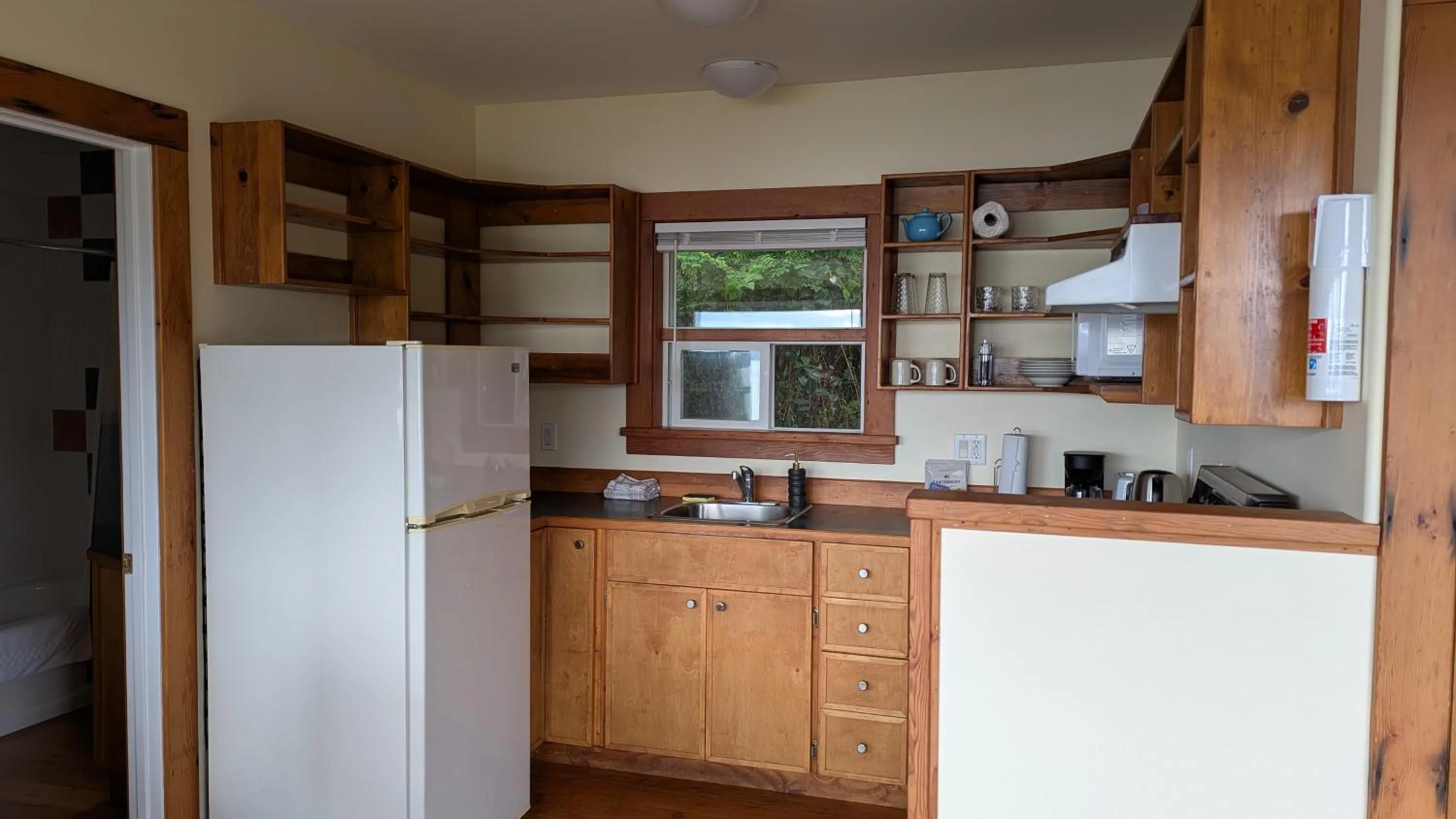 Kitchen or kitchenette in Seine Boat Inn