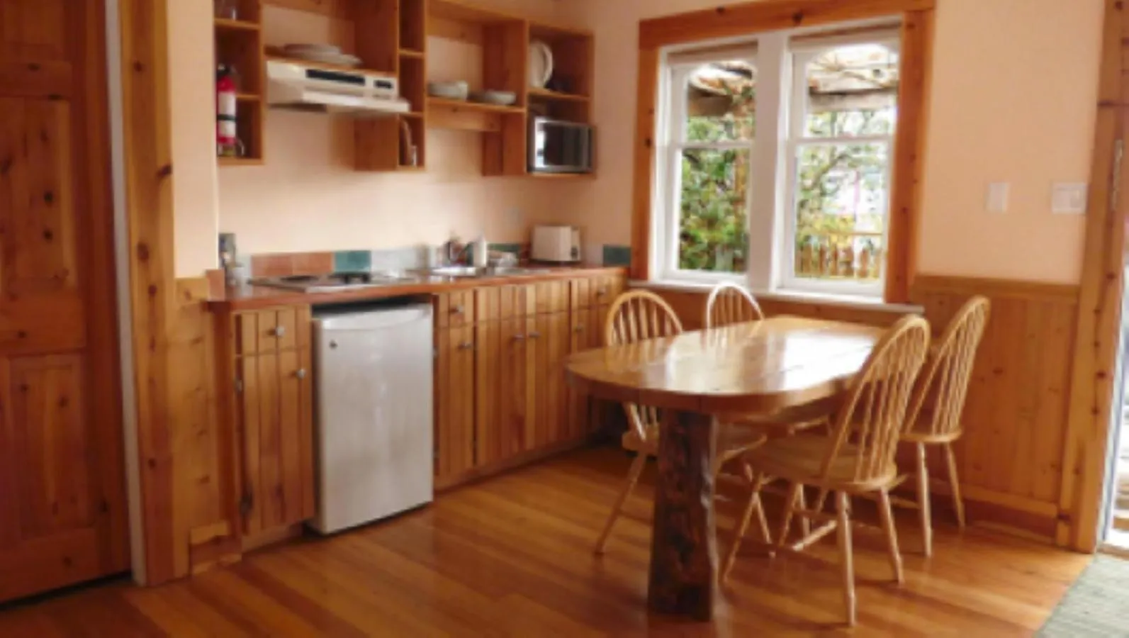 Kitchen or kitchenette in Seine Boat Inn