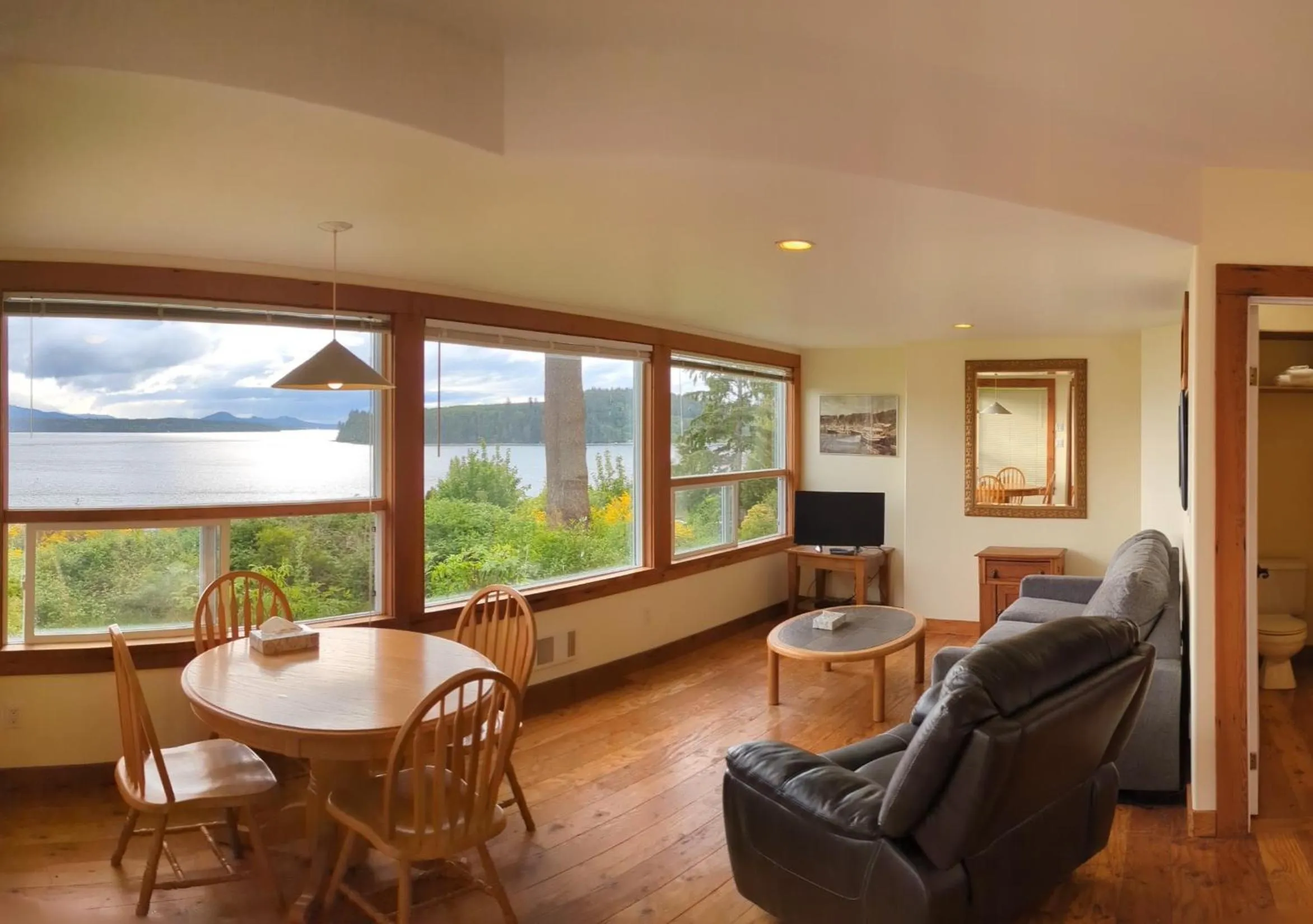 Living room in Seine Boat Inn
