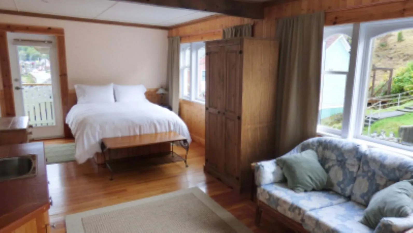 Bed in Seine Boat Inn