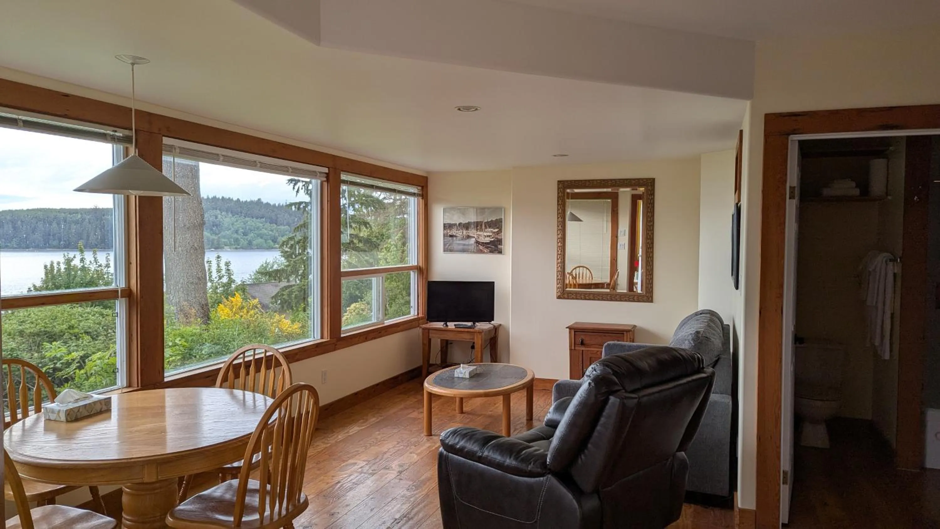 Living room in Seine Boat Inn