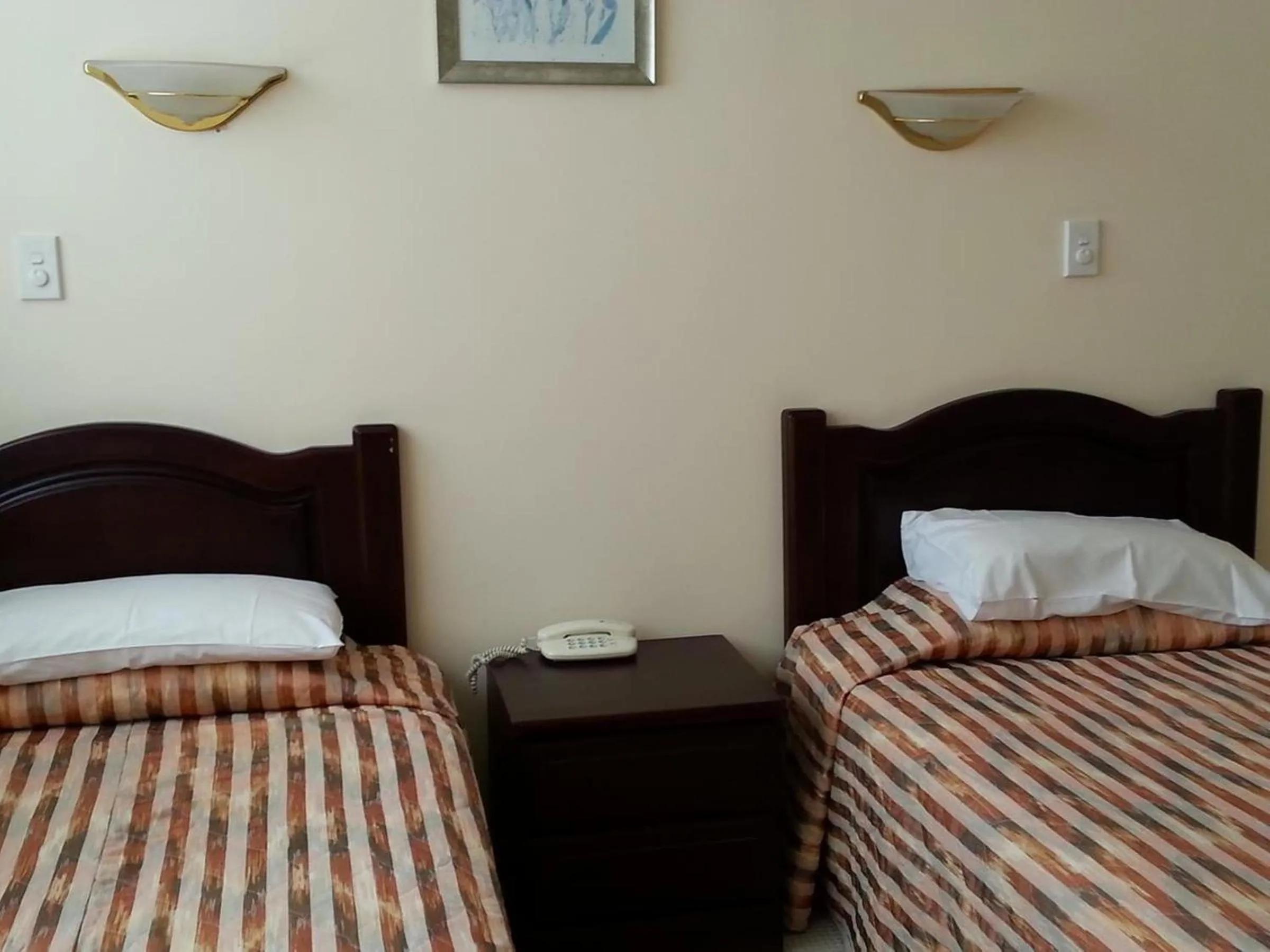 Standard Twin Room in Riddiford Hotel