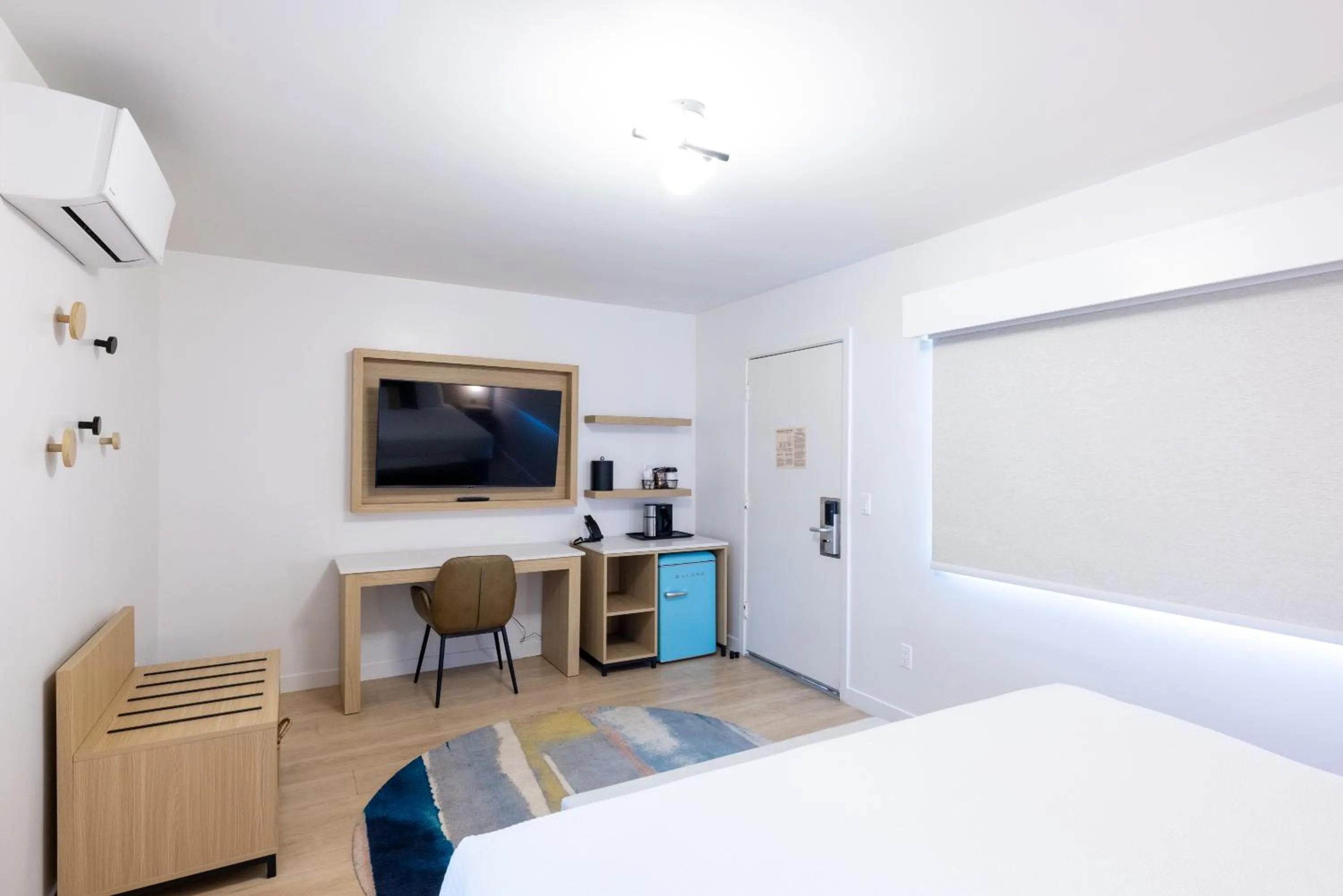 TV and multimedia, Bed in Tides Oceanview Inn and Cottages