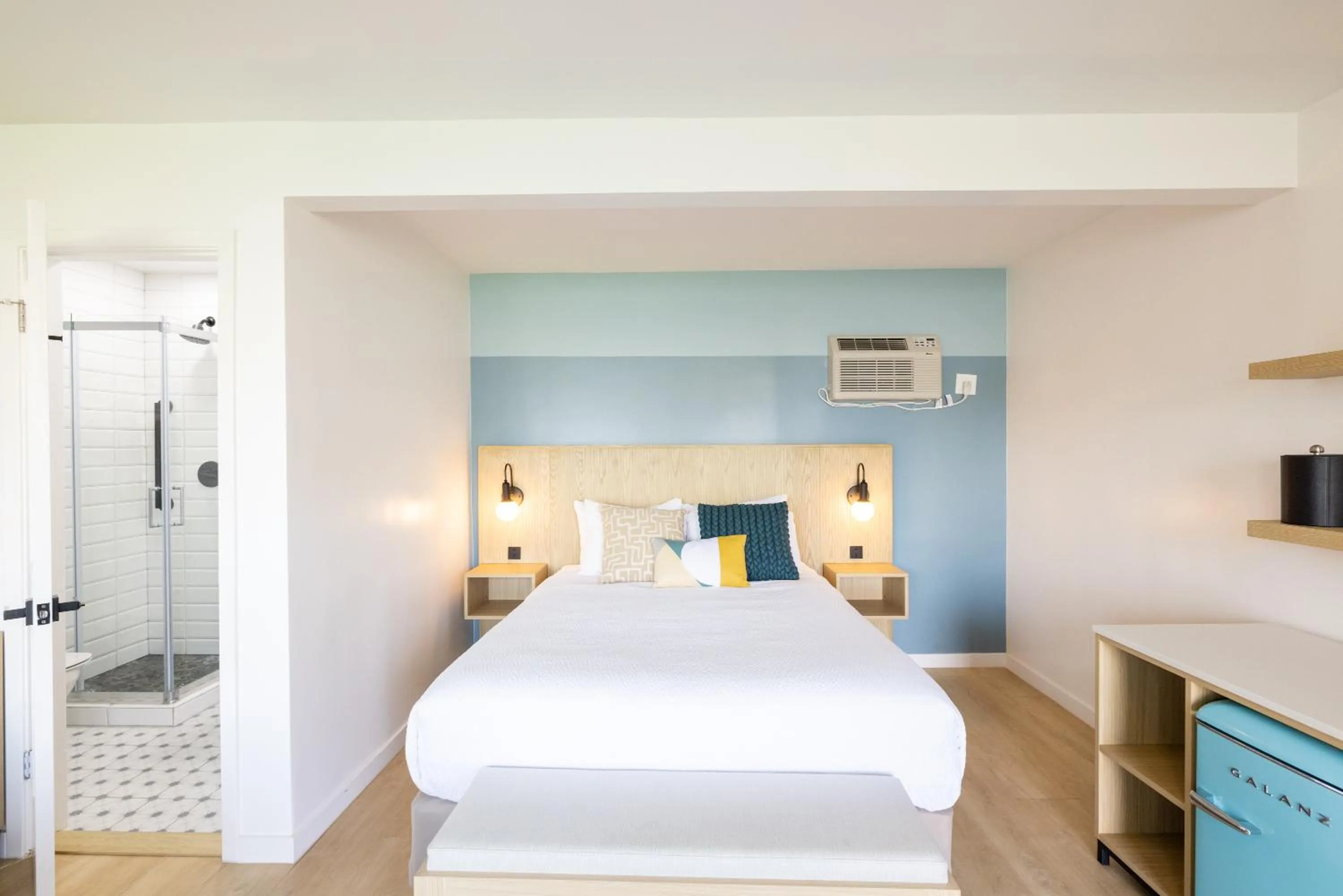 Bedroom, Bed in Tides Oceanview Inn and Cottages