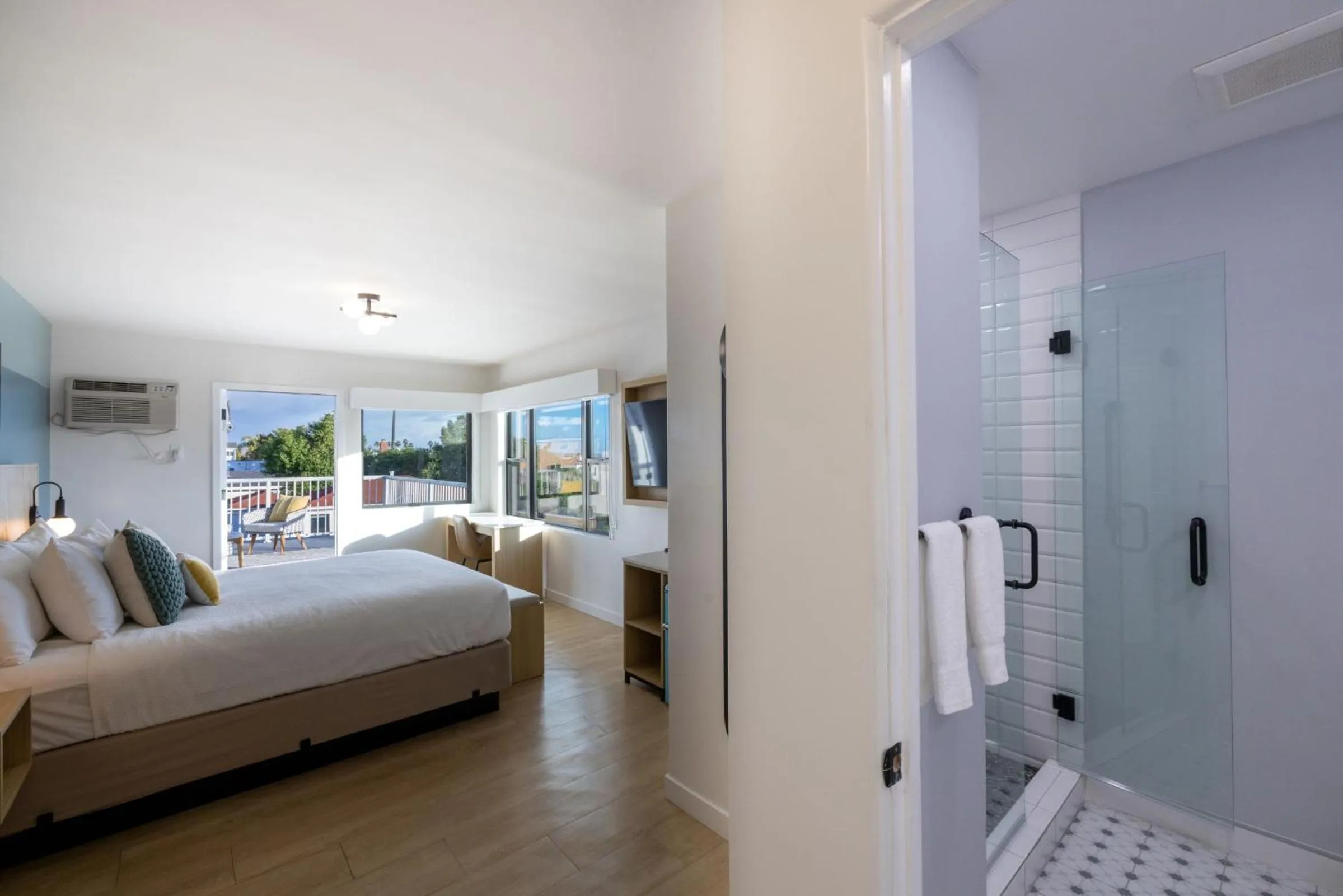 Patio, Bed in Tides Oceanview Inn and Cottages