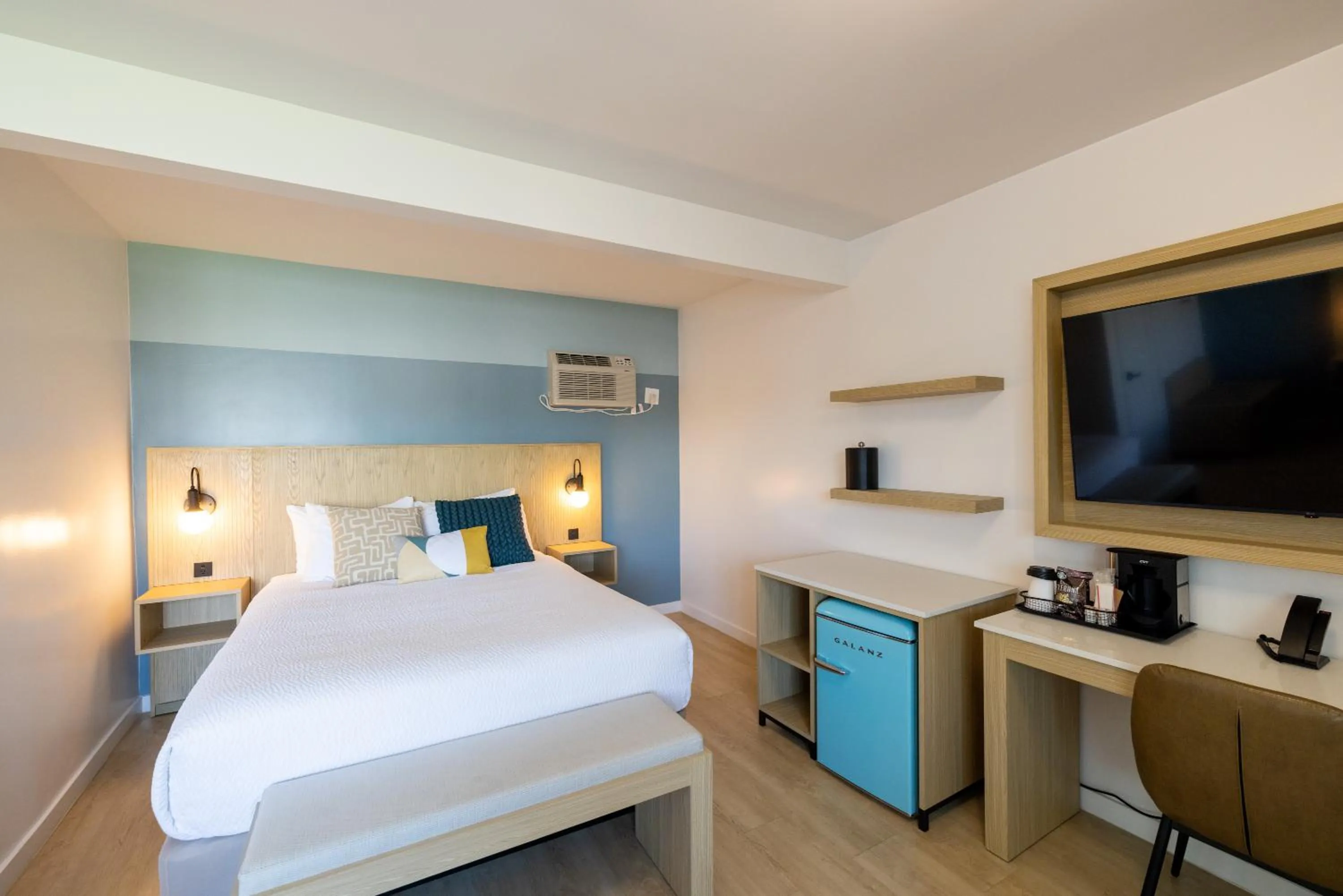 Bedroom, Bed in Tides Oceanview Inn and Cottages