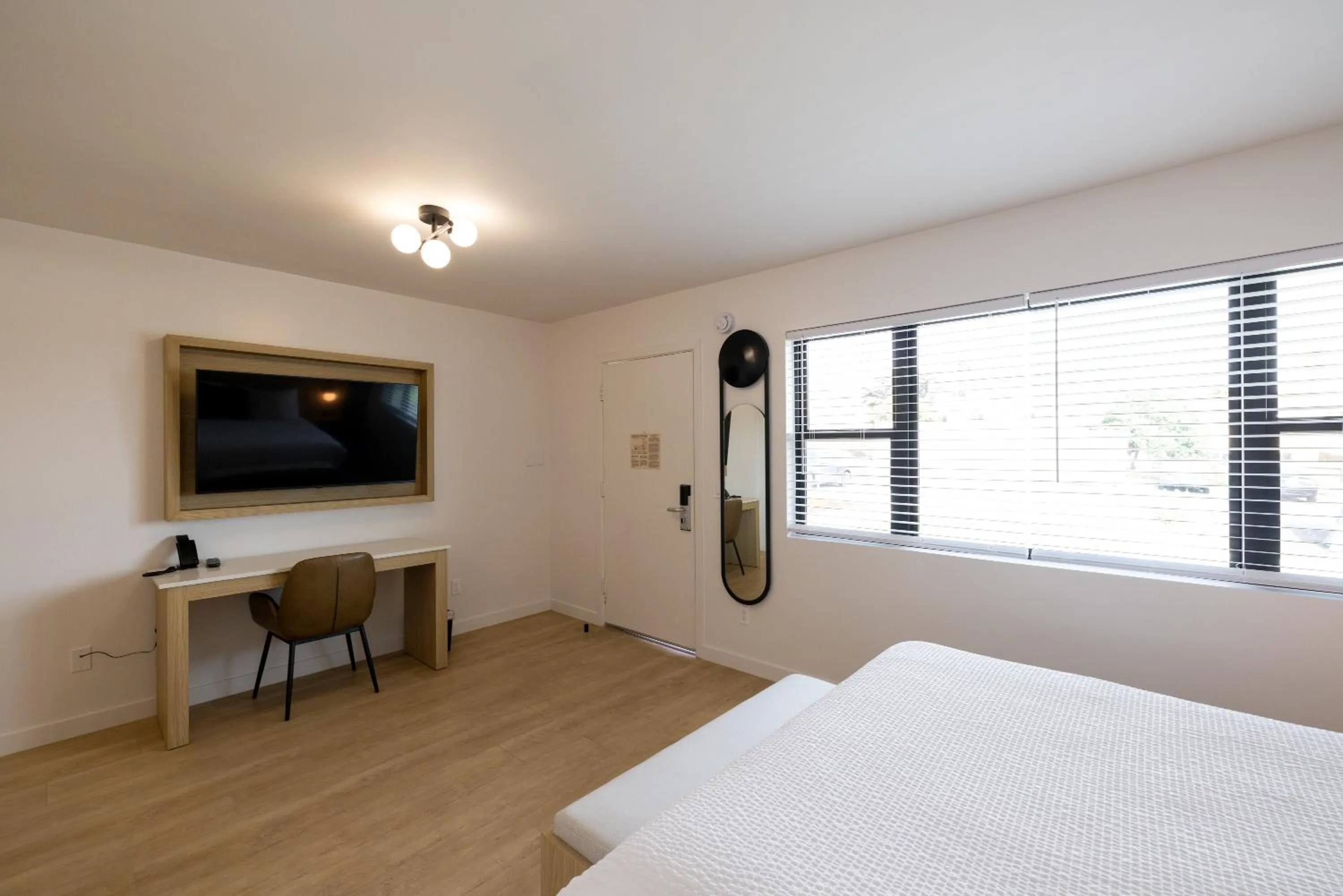 TV and multimedia, Bed in Tides Oceanview Inn and Cottages