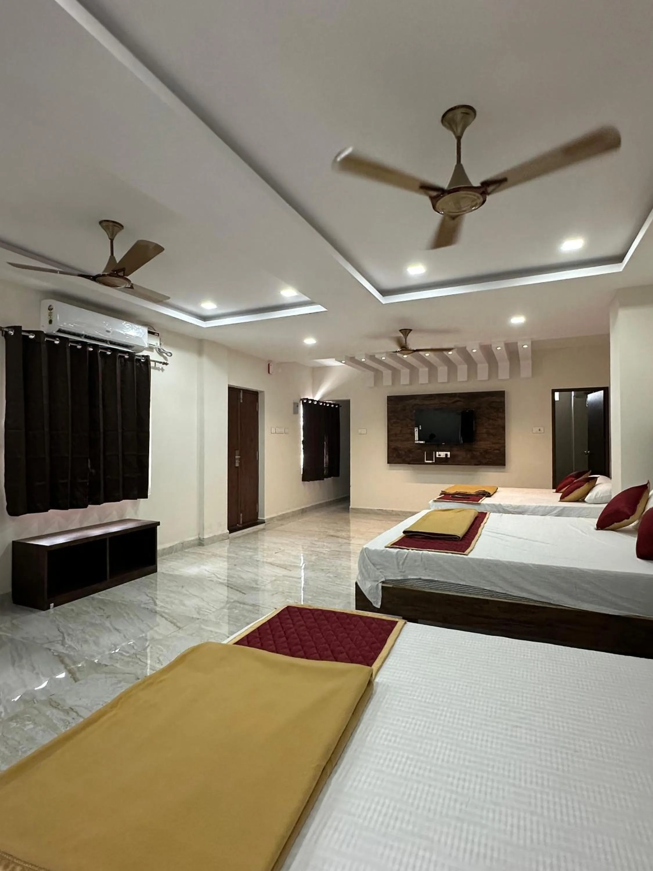 Communal lounge/ TV room, Bed in Arudra Residency