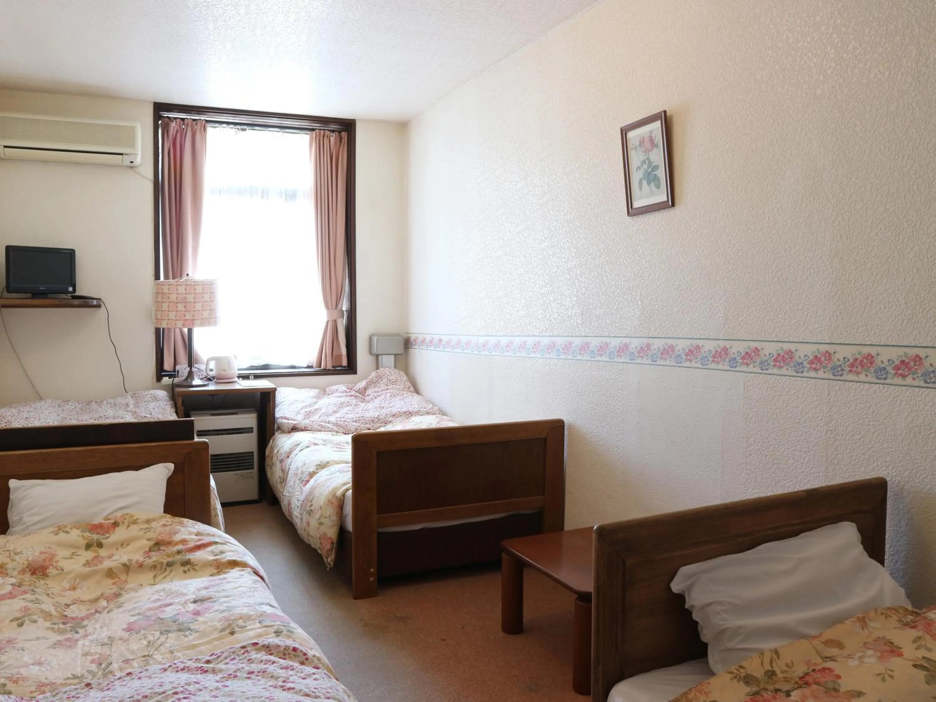 Photo of the whole room, Bed in Garden Pension Obergurgl