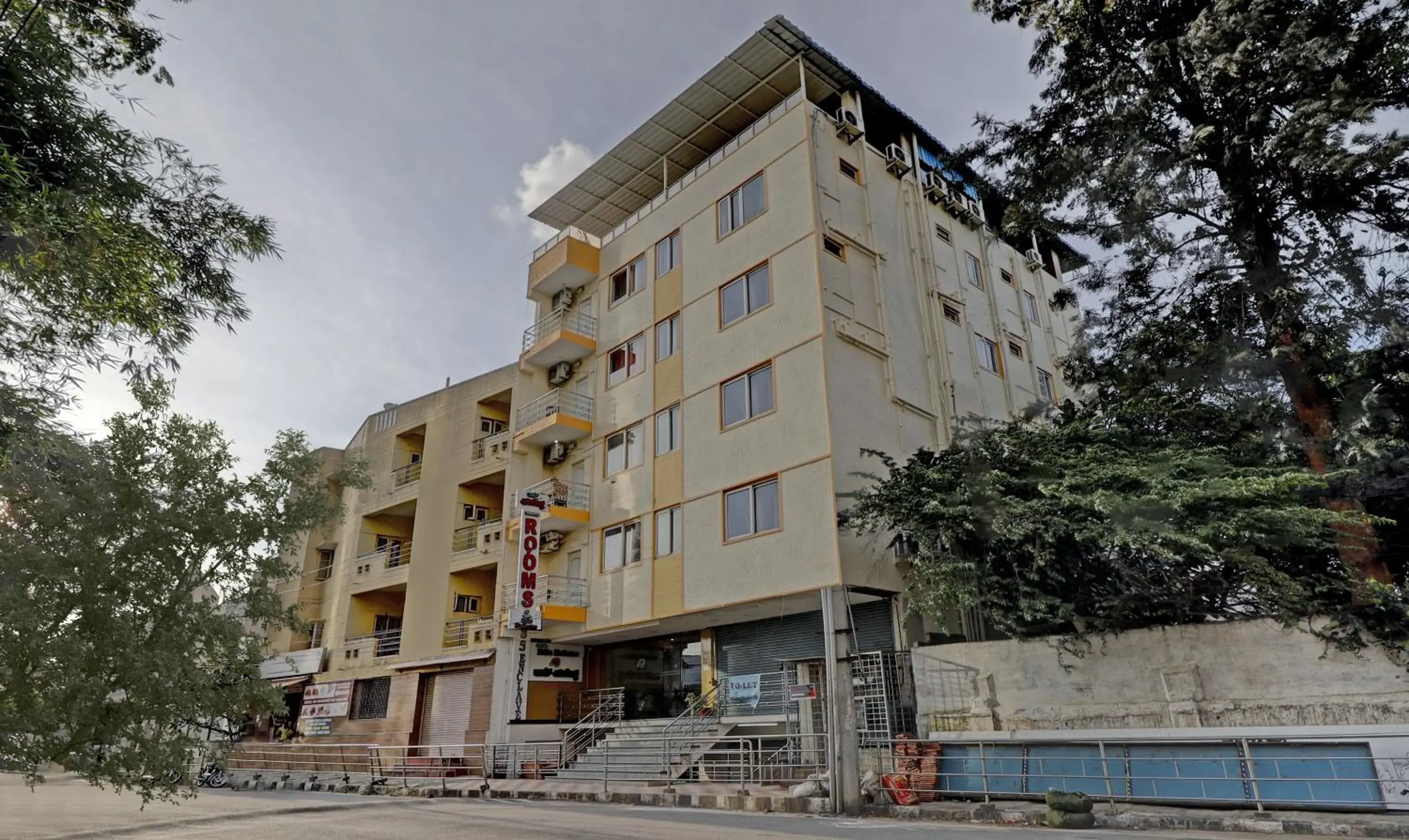 Property building in Hotel Palm Emirates Property building in Hotel Palm Emirates