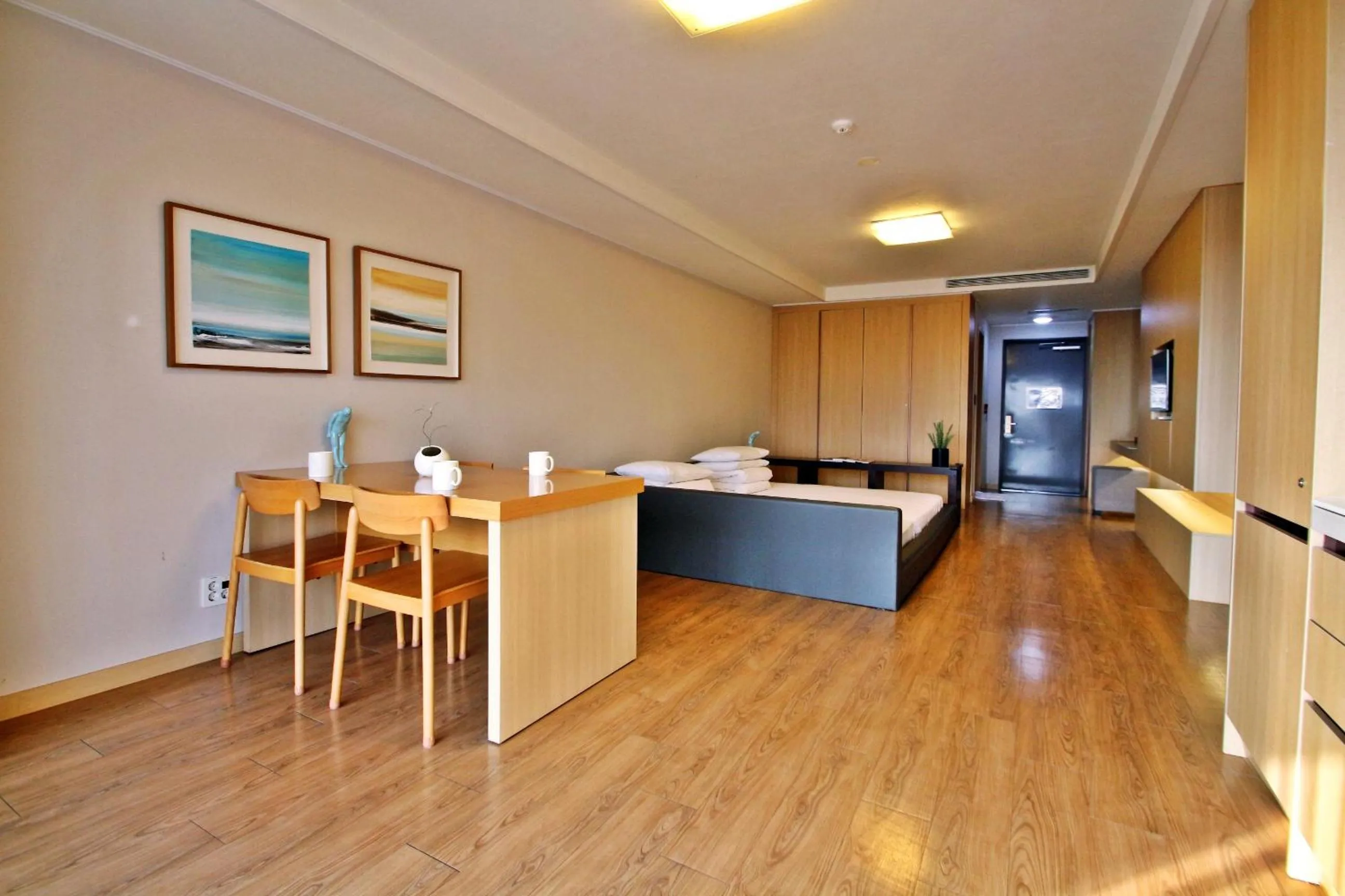 Photo of the whole room in Luceville