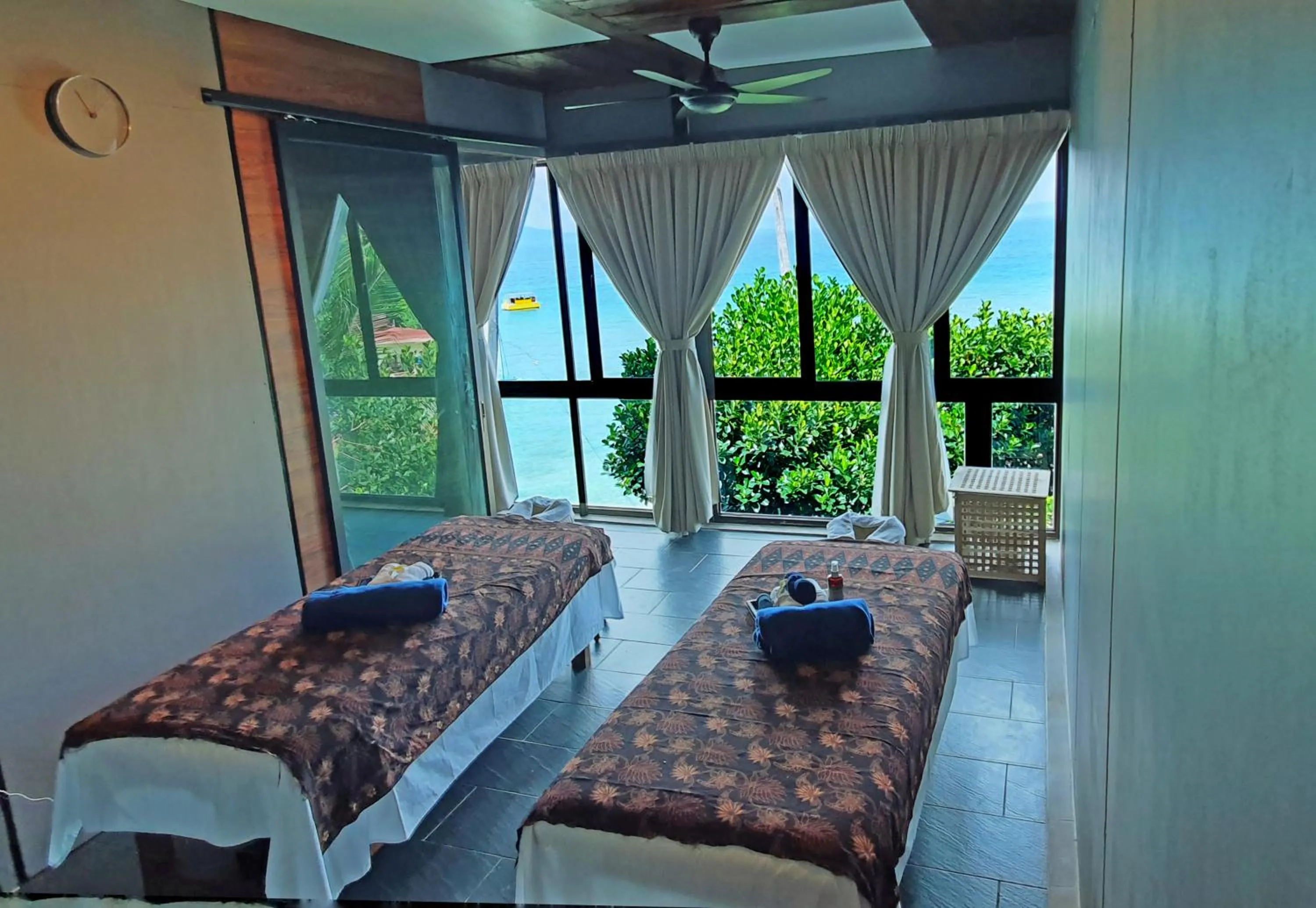 Property building, Bed in Alunan Resort