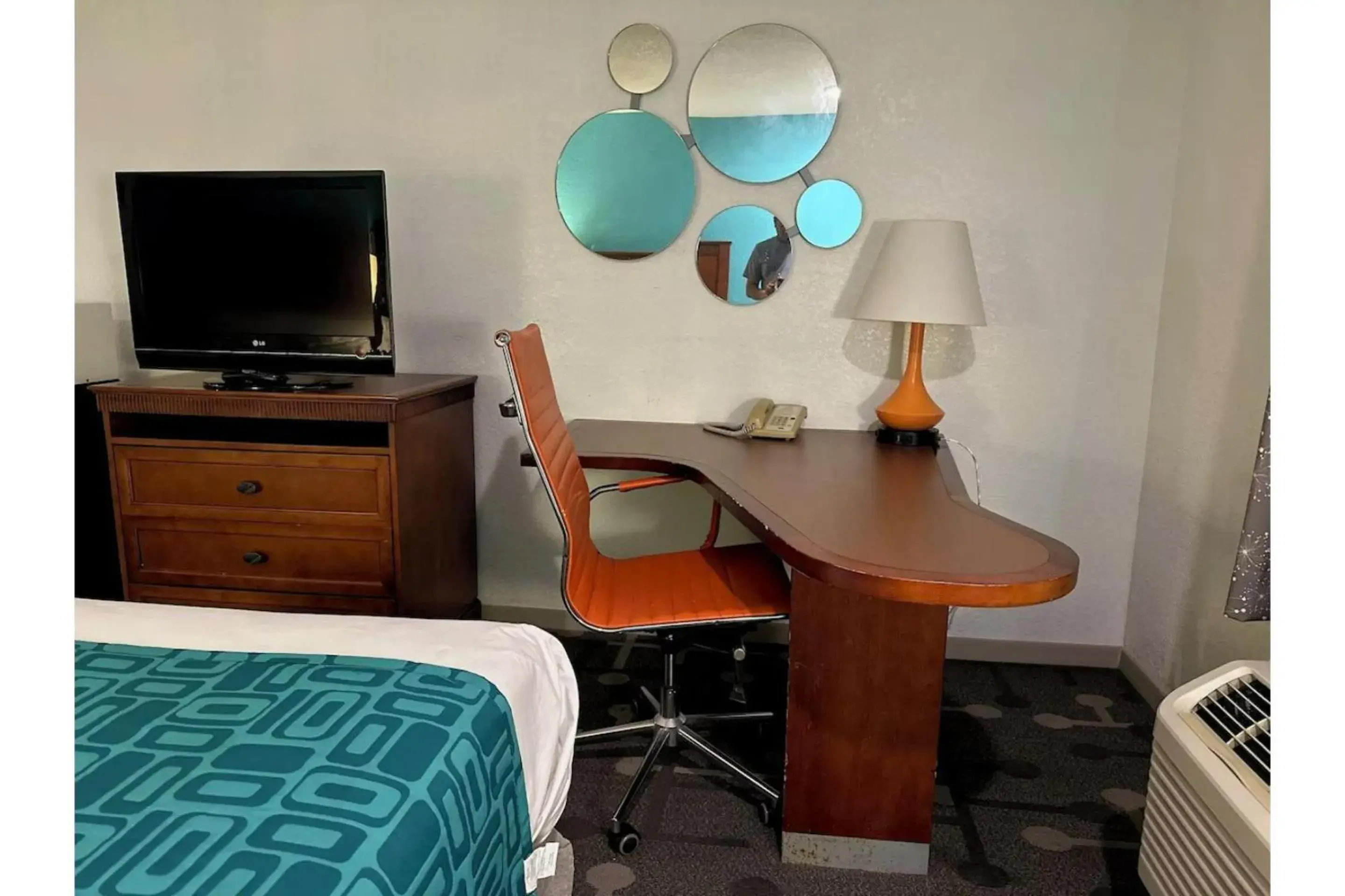 Premium King bed Non-Smoking in Moonlight Inn Hotel O Hattiesburg, MS Premium King bed Non-Smoking in Moonlight Inn Hotel O Hattiesburg, MS