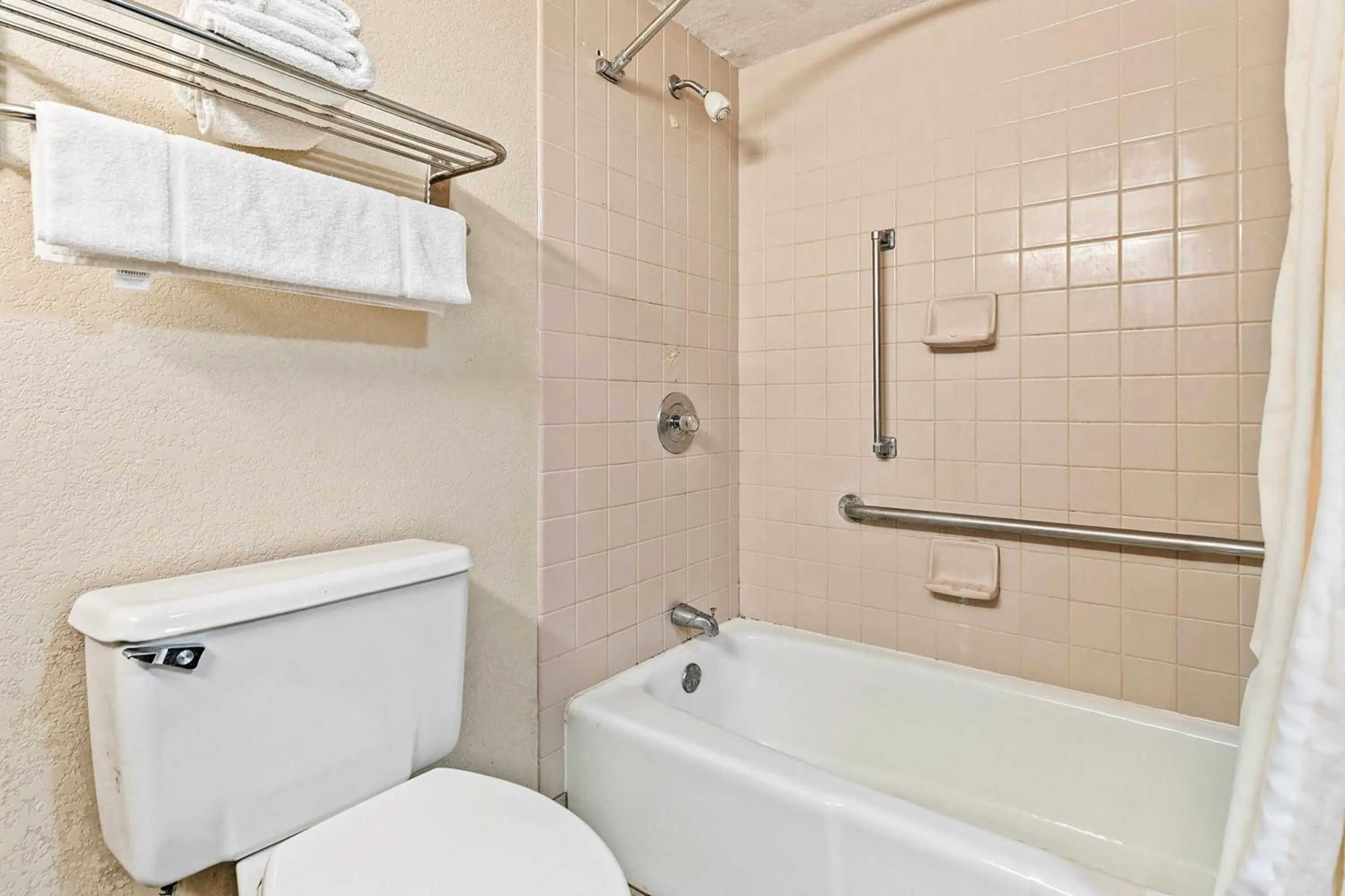 Bath in Moonlight Inn Hotel O Hattiesburg, MS