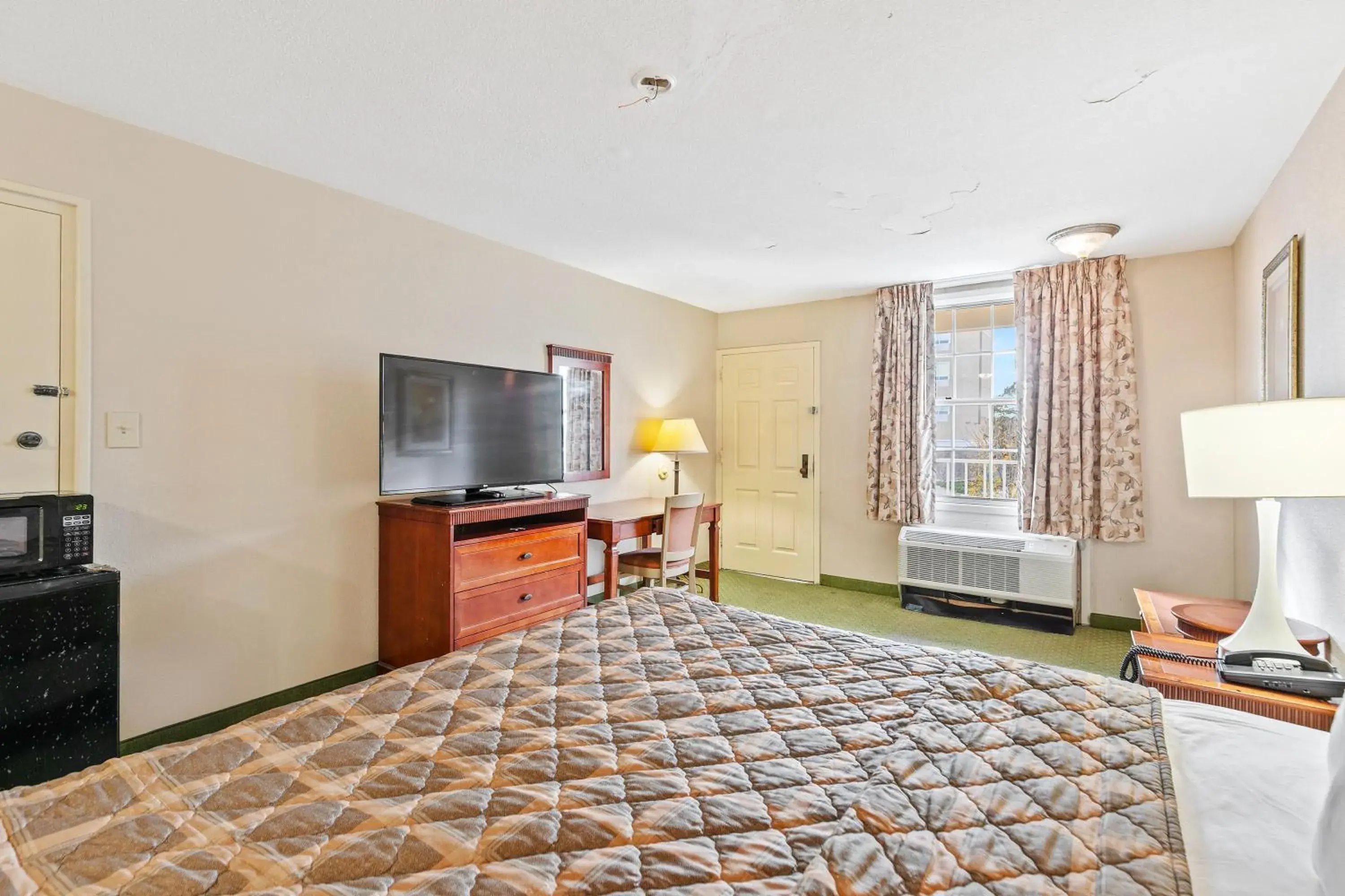 King Bed Smoking in Moonlight Inn Hotel O Hattiesburg, MS King Bed Smoking in Moonlight Inn Hotel O Hattiesburg, MS