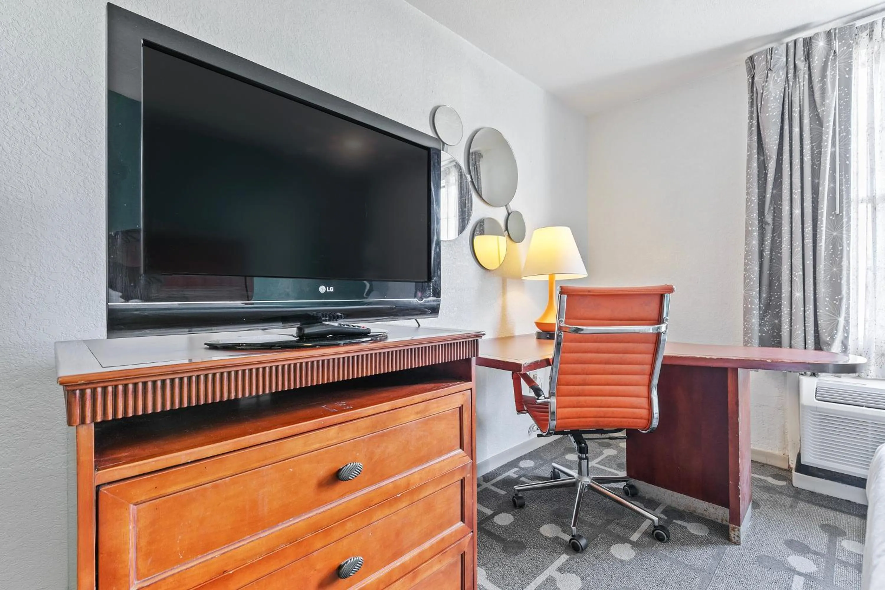 TV and multimedia in Moonlight Inn Hotel O Hattiesburg, MS