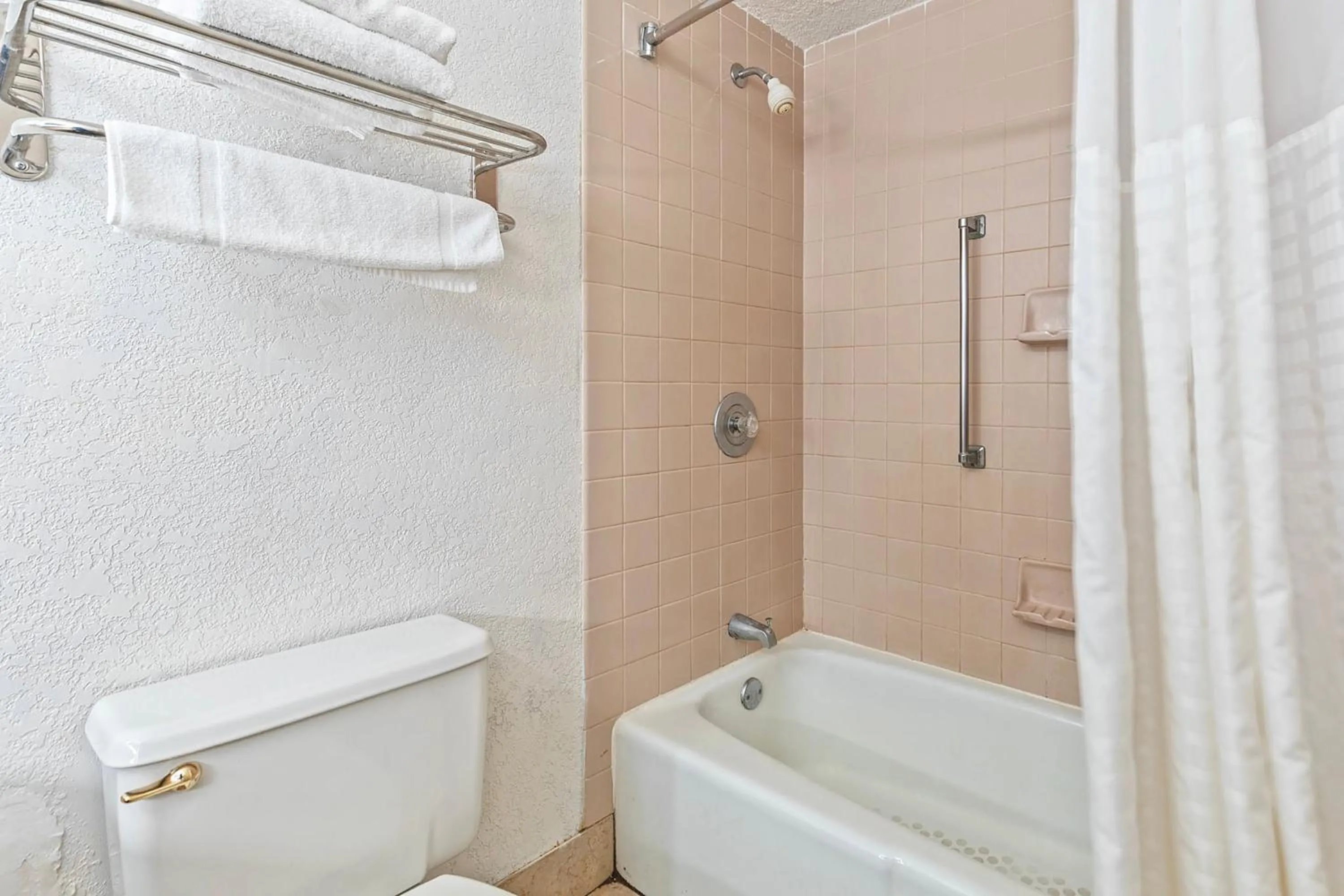 Bathroom in Moonlight Inn Hotel O Hattiesburg, MS