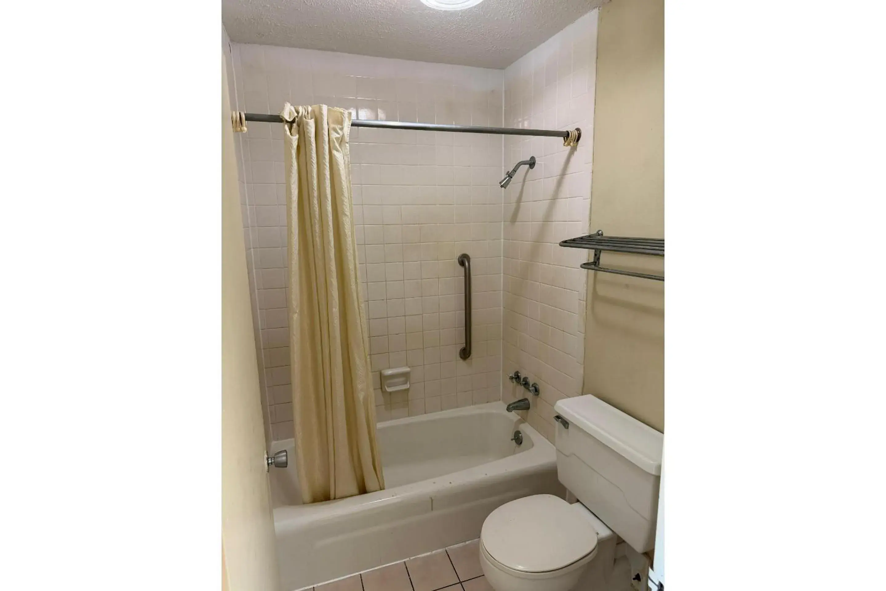 King Bed Non-Smoking in Moonlight Inn Hotel O Hattiesburg, MS King Bed Non-Smoking in Moonlight Inn Hotel O Hattiesburg, MS