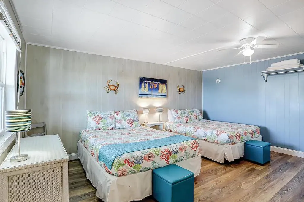 ON ISLAND Ocean View Beachy Studio in Campy 1970s Converted Motel