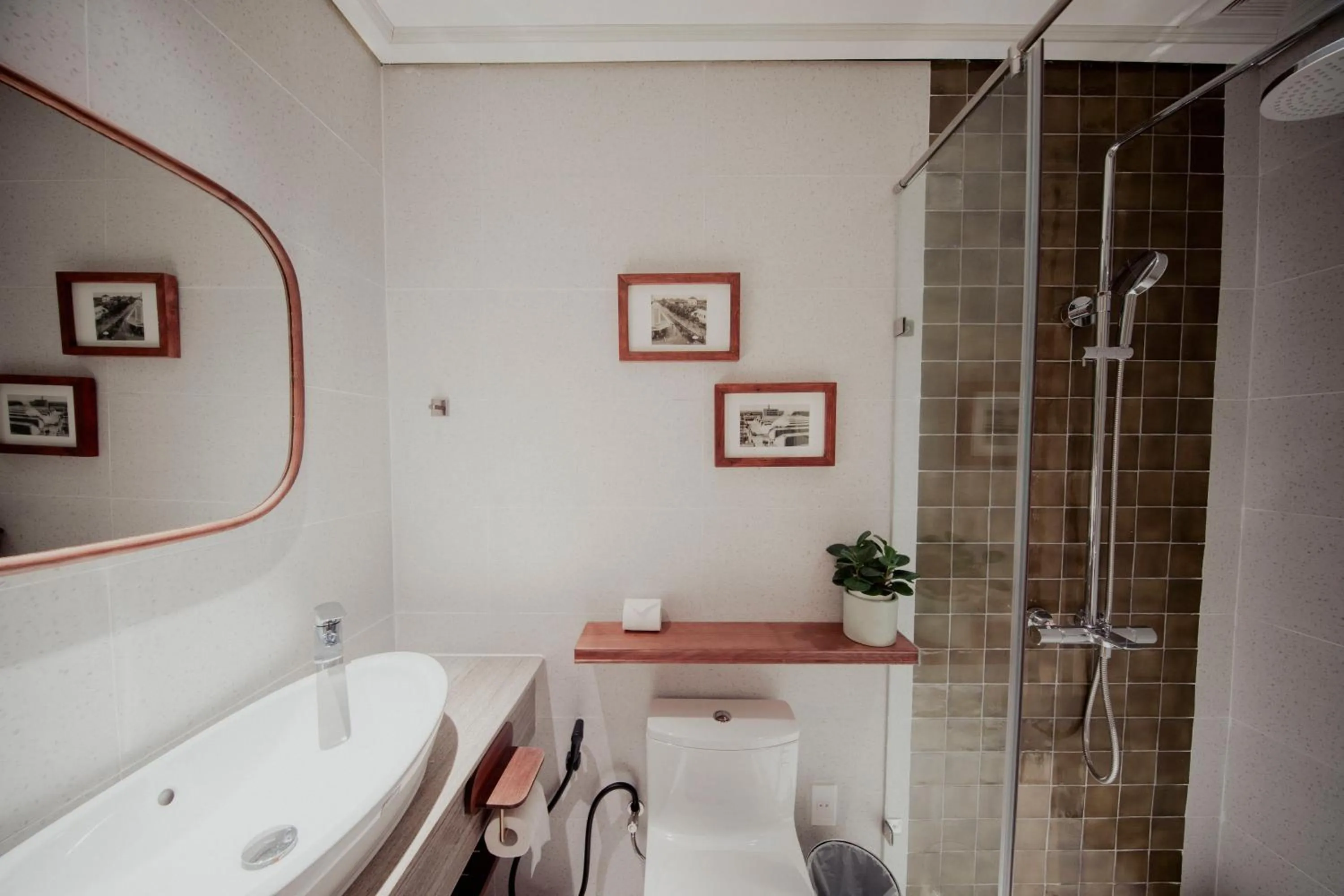 Shower in Au Lac Boutique Hotel