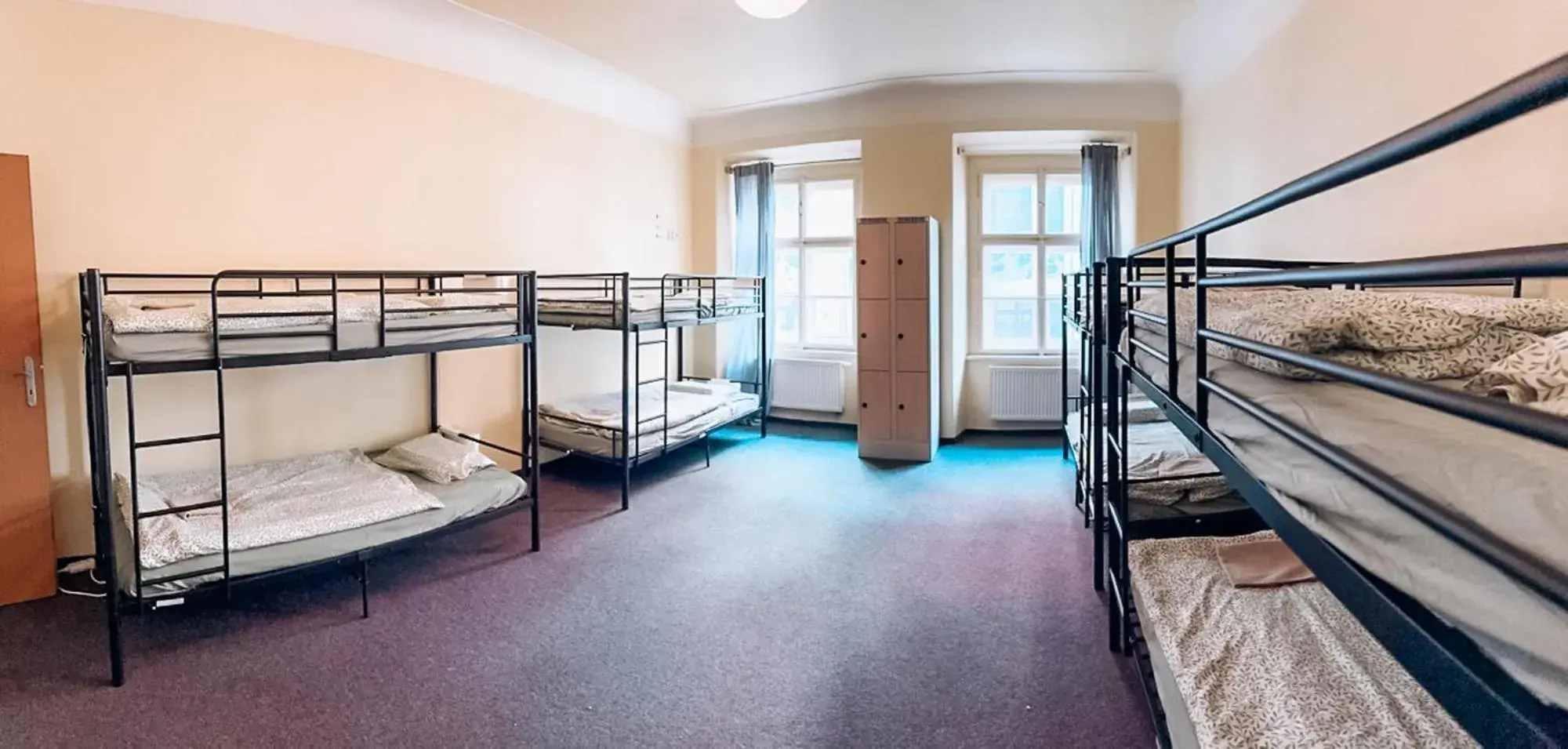 Bunk Bed in Mixed Dormitory Room in Koreatown Bunk Bed in Mixed Dormitory Room in Koreatown