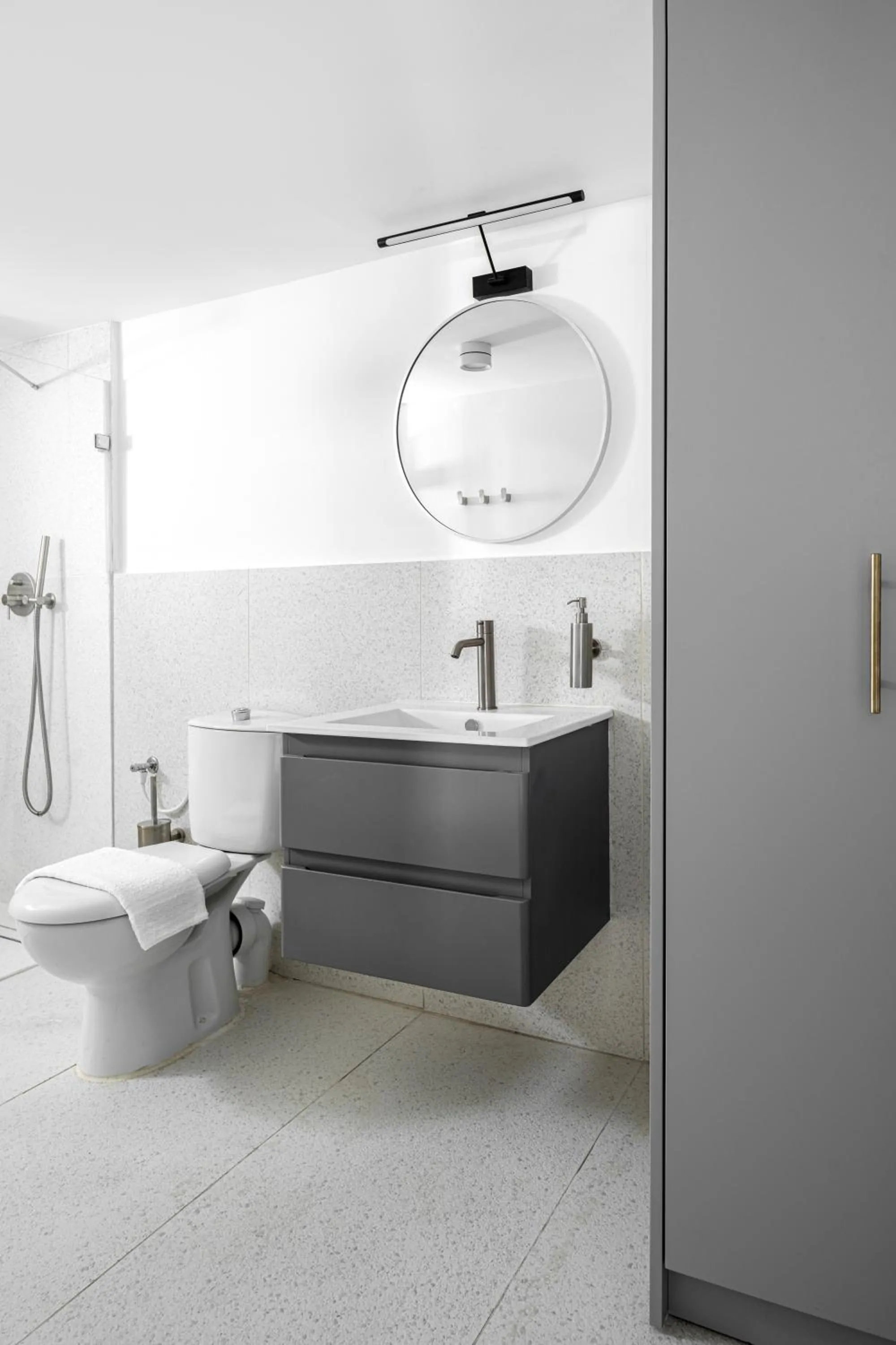 Bathroom in Mate Levinski - By HOMY