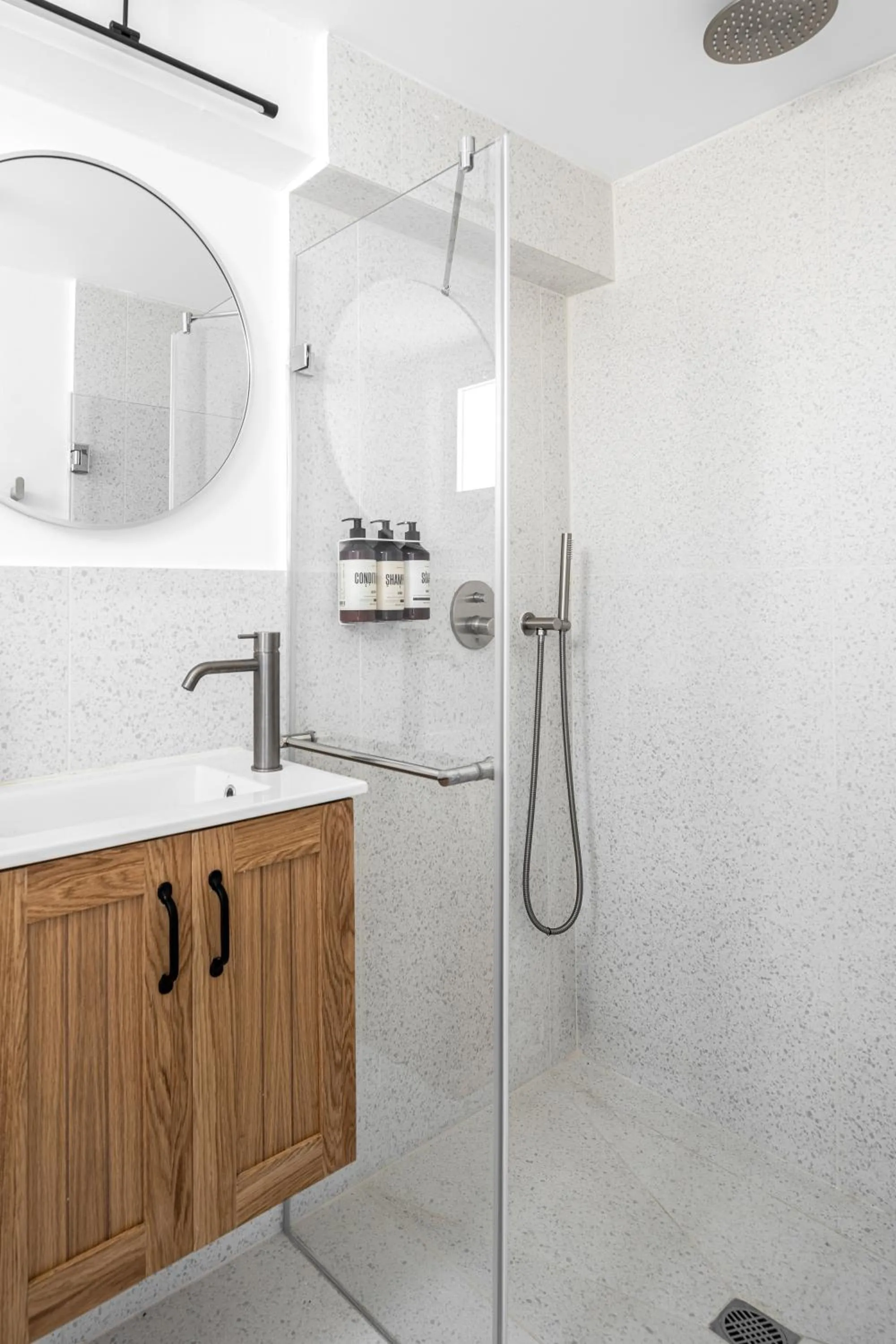 Shower in Mate Levinski - By HOMY