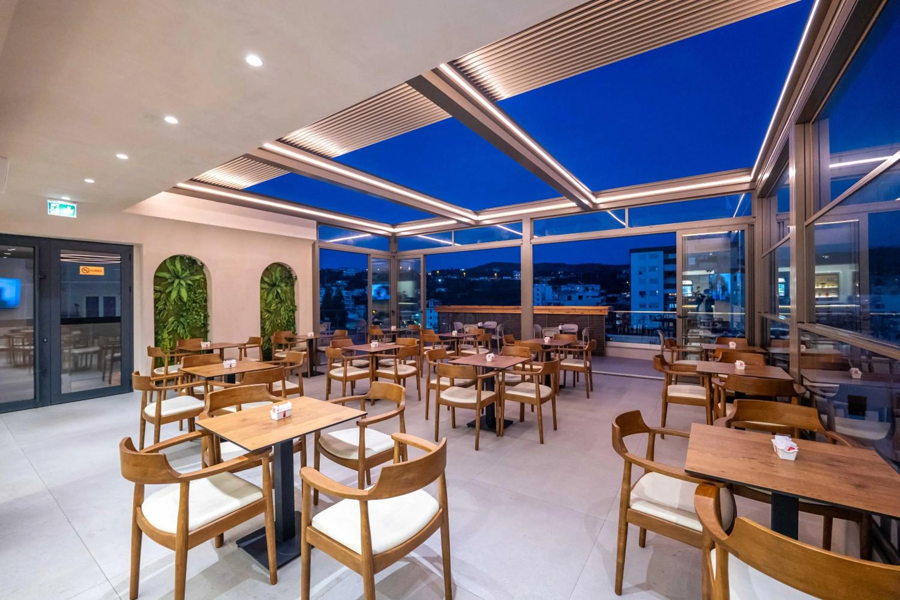 Restaurant/places to eat in SASSO Hotel