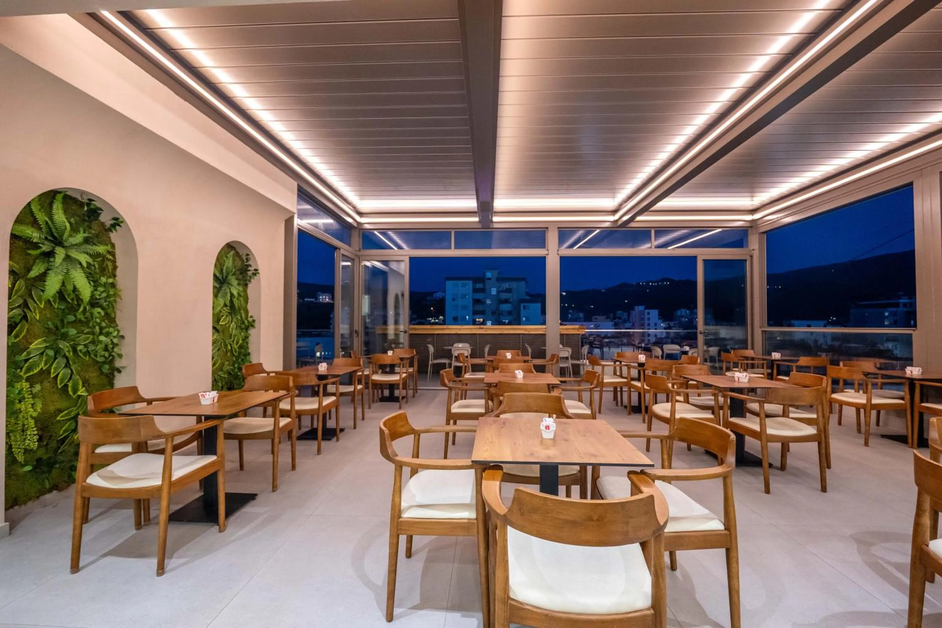 Restaurant/places to eat in SASSO Hotel