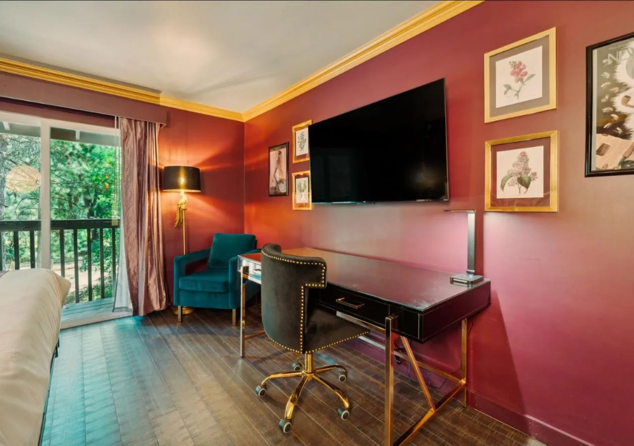 TV and multimedia in The Fainting Couch Boutique Hotel