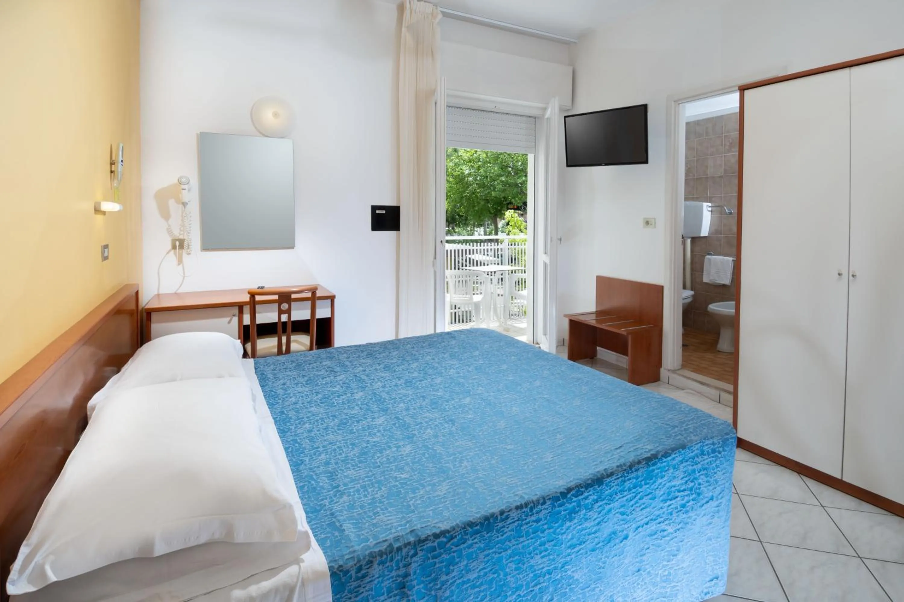 Bedroom, Bed in Hotel Odeon