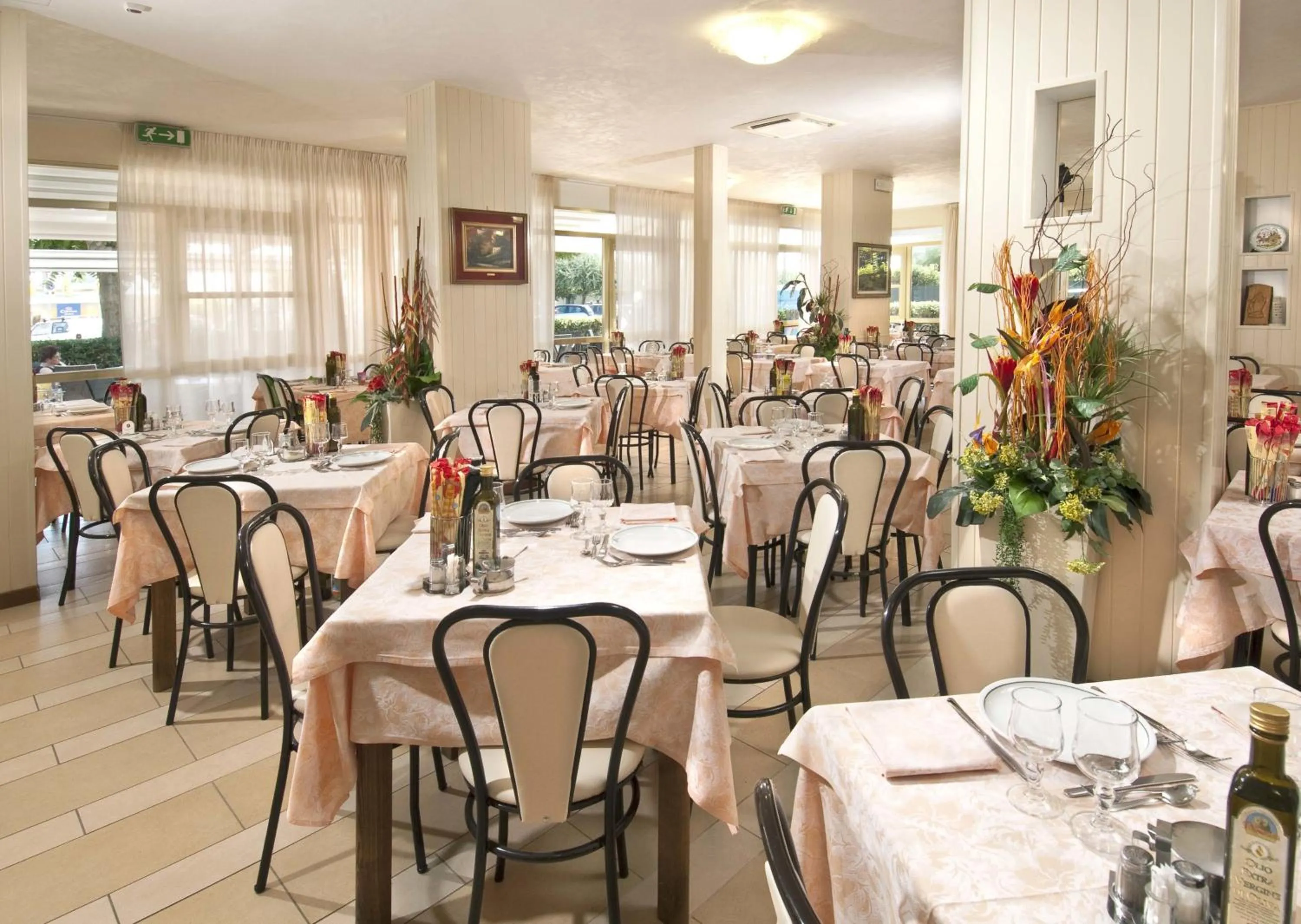 Restaurant/places to eat in Hotel Odeon