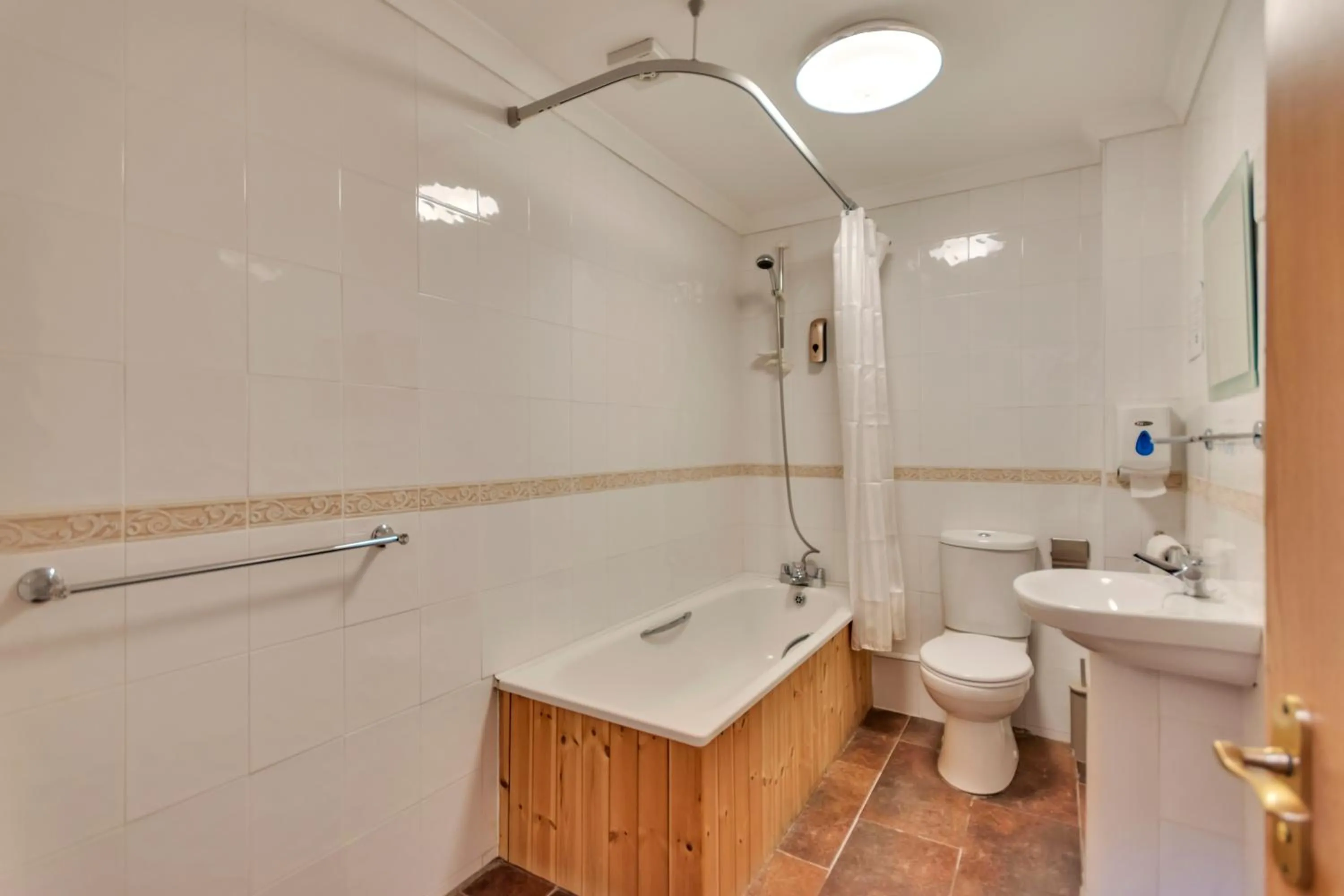 Shower in White Waters Bed and Breakfast