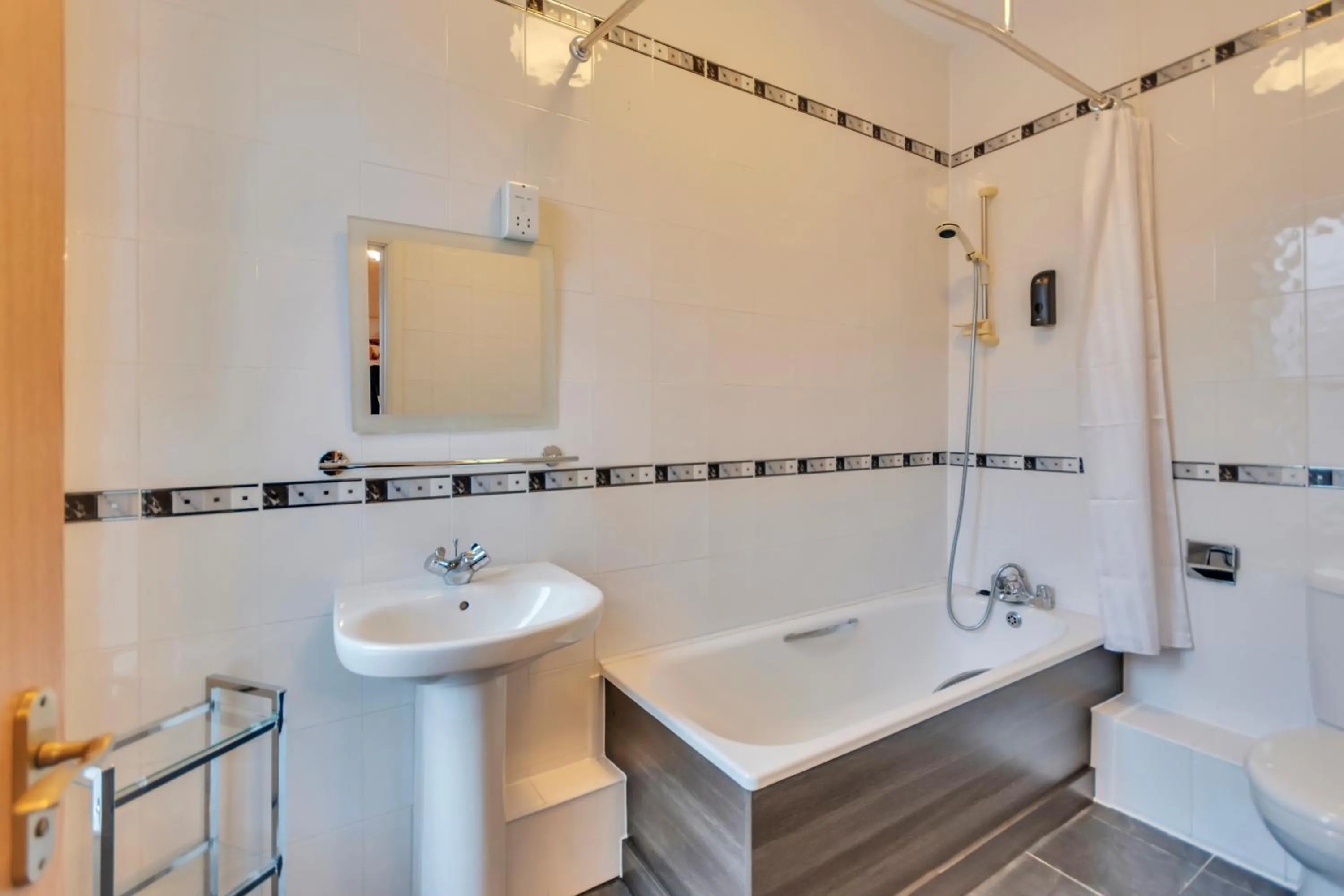 Shower in White Waters Bed and Breakfast