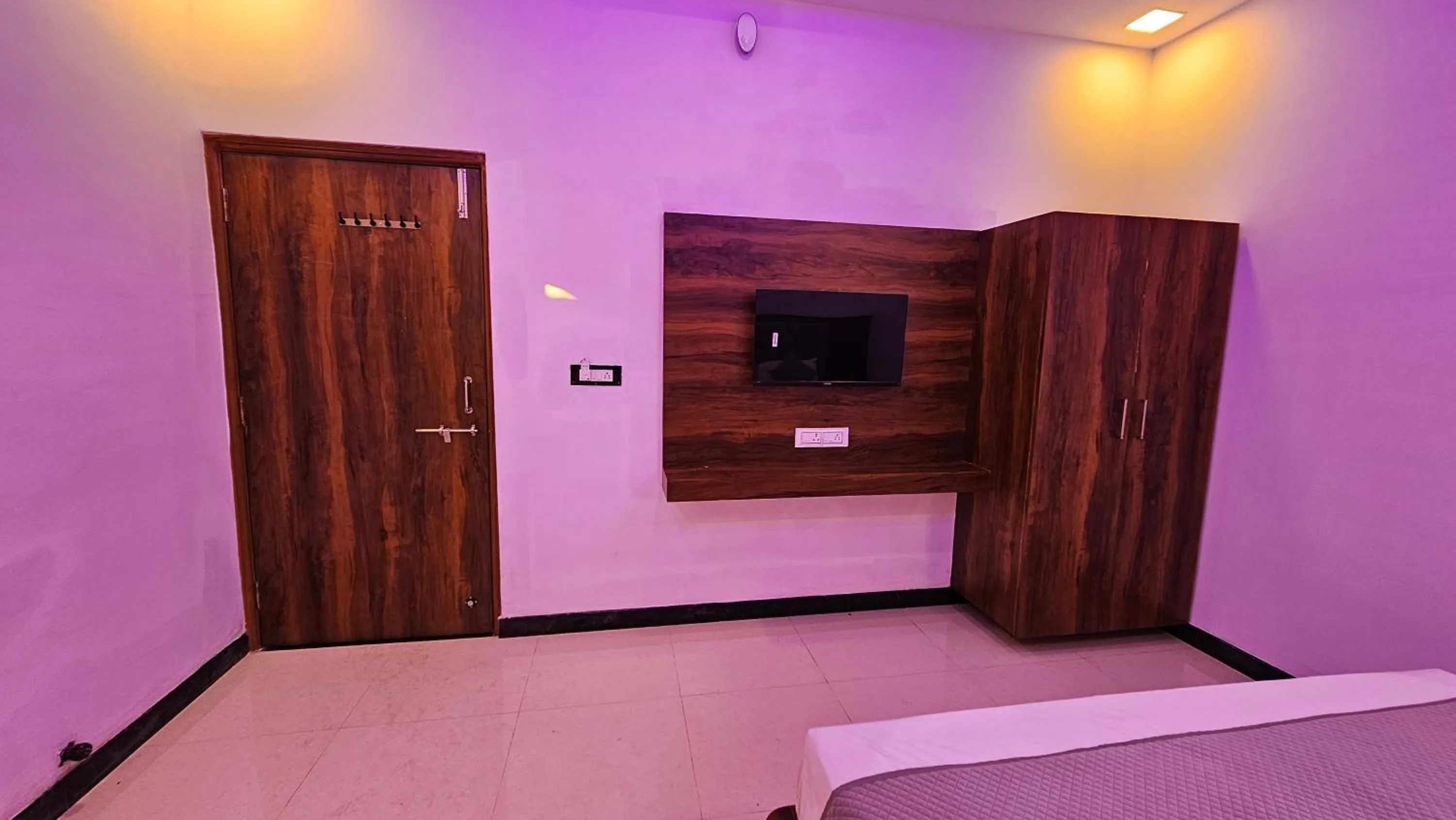 Communal lounge/ TV room in Braham Vatika Resort