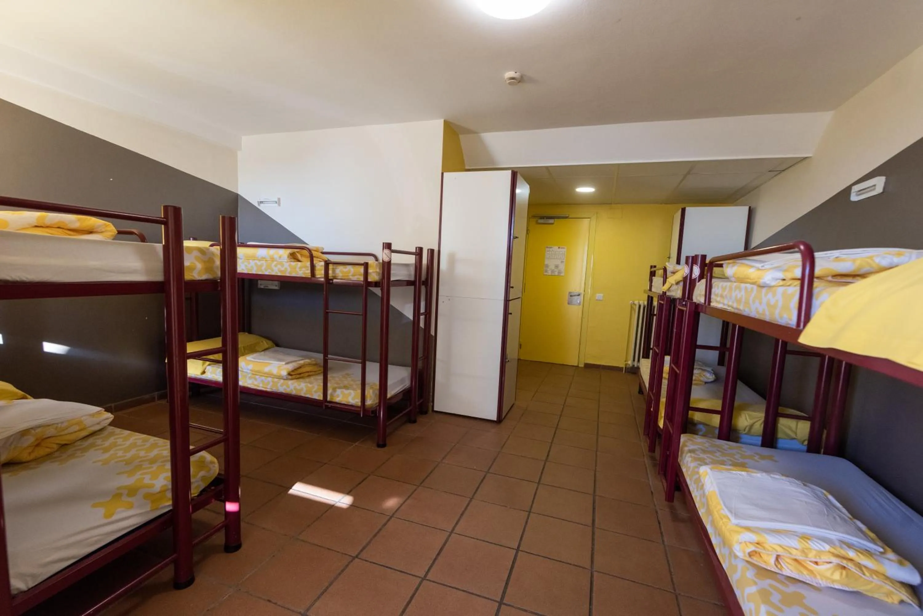 Property building, Bed in Alberg Núria Xanascat