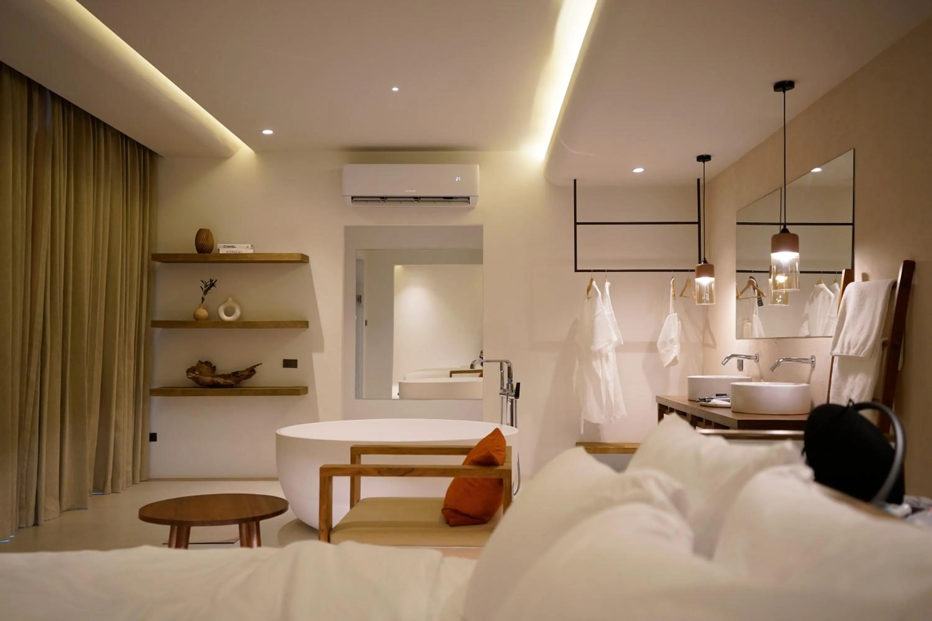 Photo of the whole room, Bed in Pichcha Kohlarn